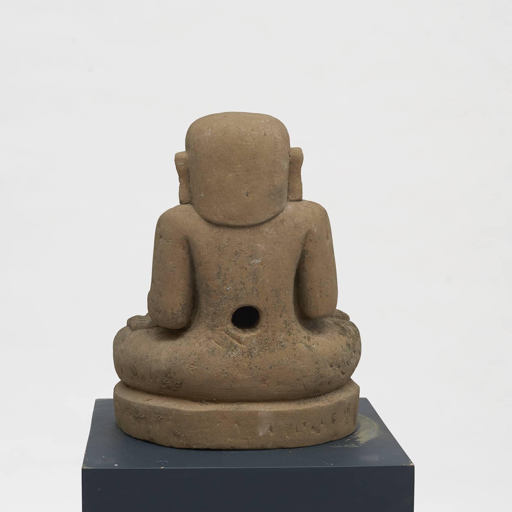 Grès Bouddha birman assis en grès birman du 17-18e siècle en méditation en vente