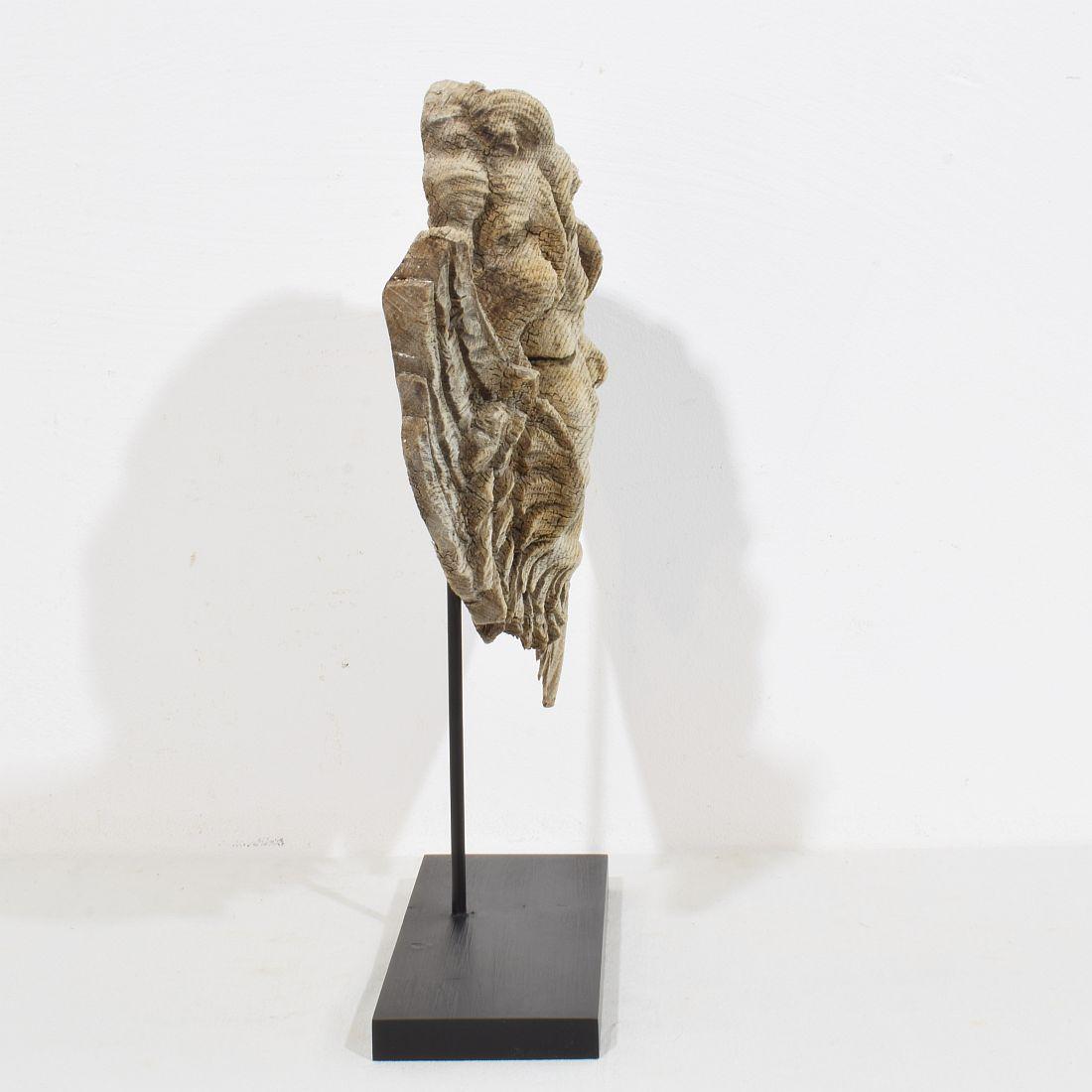 Francese Testa d'angelo in quercia intagliata del 17/18° secolo in stile barocco francese con le ali in vendita