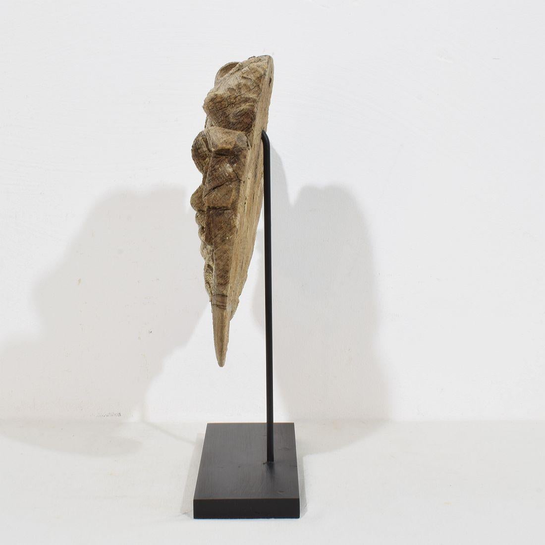 Testa d'angelo in quercia intagliata del 17/18° secolo in stile barocco francese con le ali In condizioni discrete in vendita a Buisson, FR