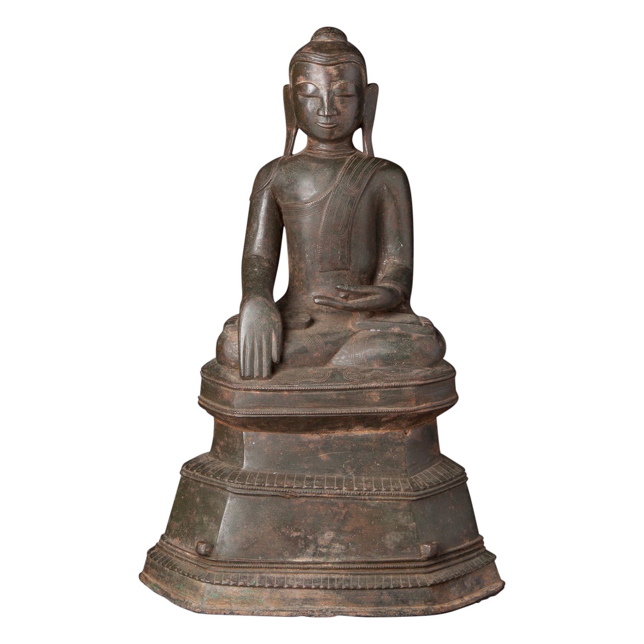 Statua antica e speciale di un Buddha Shan in bronzo, risalente al XVII-XVIII secolo, proveniente dalla Birmania
