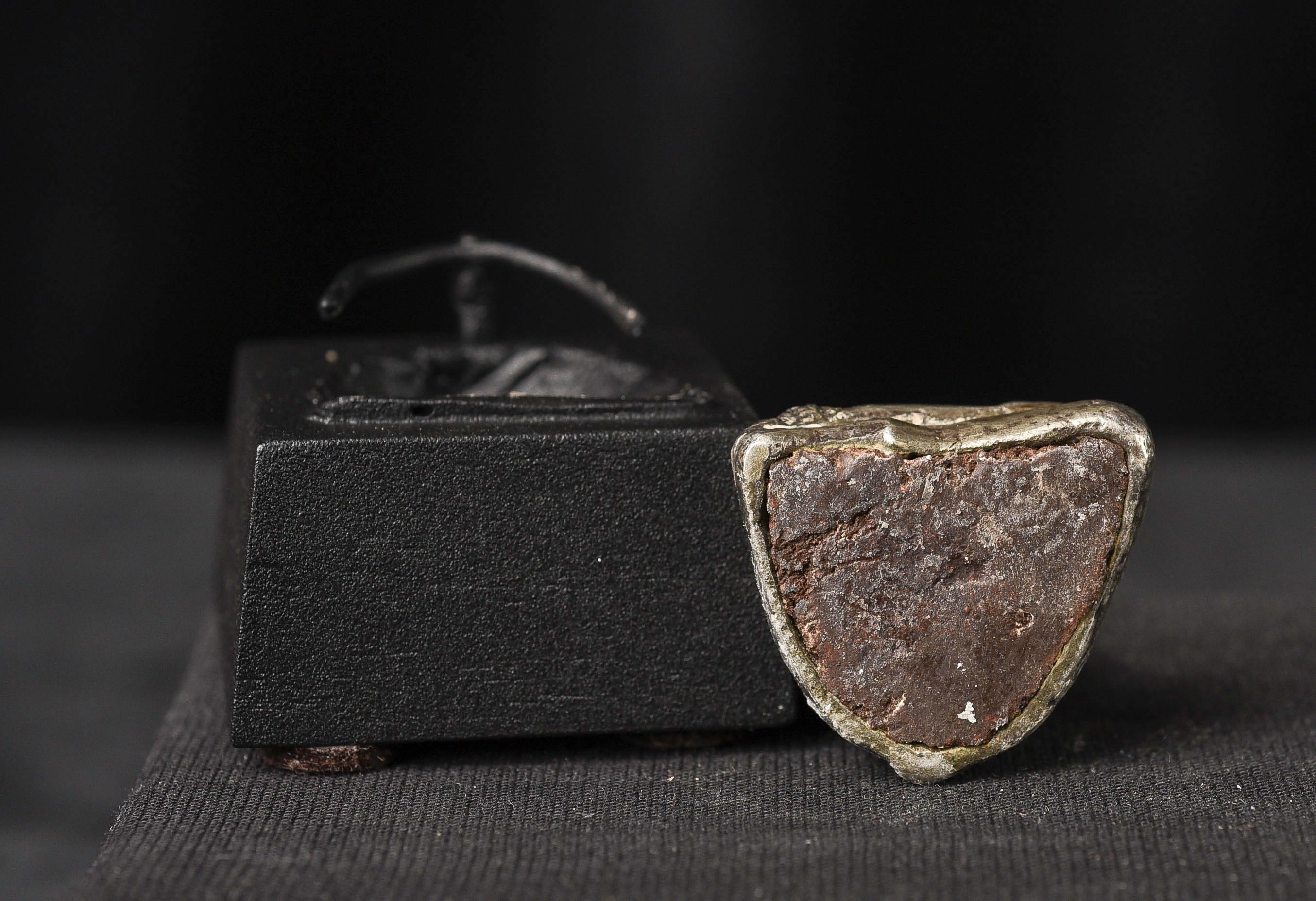 Buddha cambogiano d'argento del 17/18° secolo - rara miniatura in fusione massiccia 9834 in vendita 3