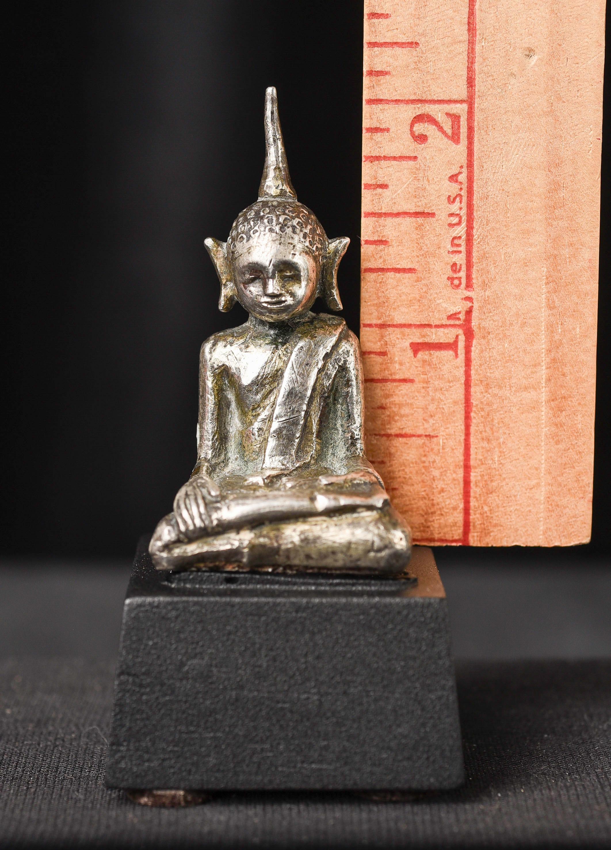 Laotiano Buddha cambogiano d'argento del 17/18° secolo - rara miniatura in fusione massiccia 9834 in vendita