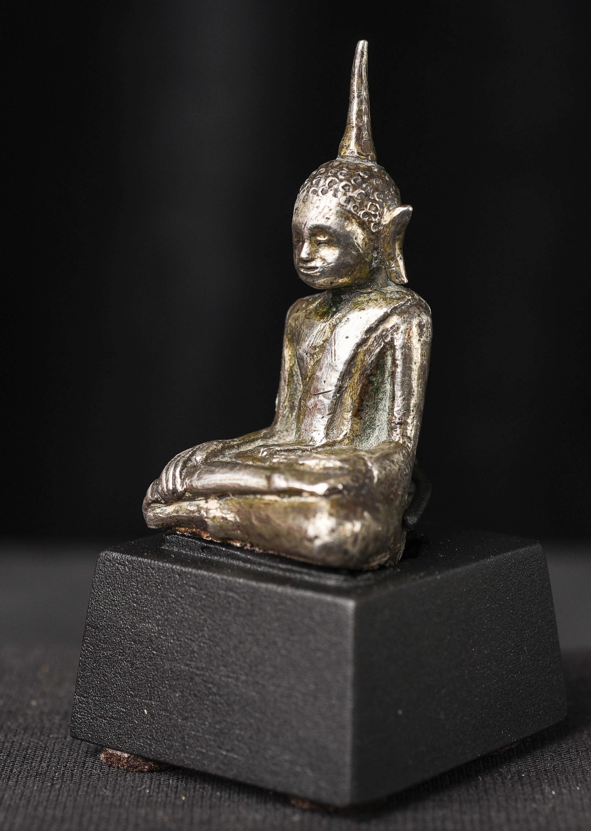 Calco Buddha cambogiano d'argento del 17/18° secolo - rara miniatura in fusione massiccia 9834 in vendita