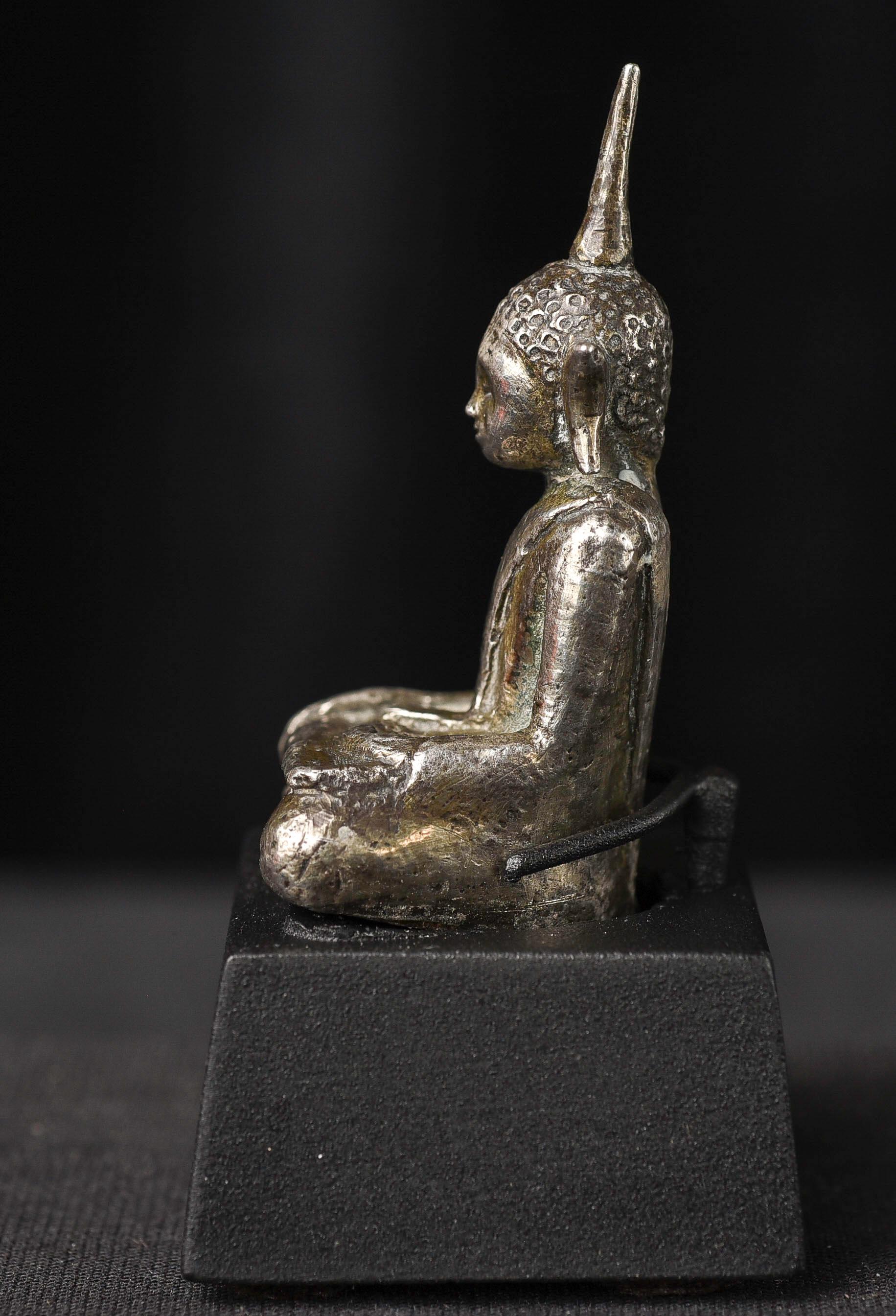 Buddha cambogiano d'argento del 17/18° secolo - rara miniatura in fusione massiccia 9834 In condizioni buone in vendita a Ukiah, CA