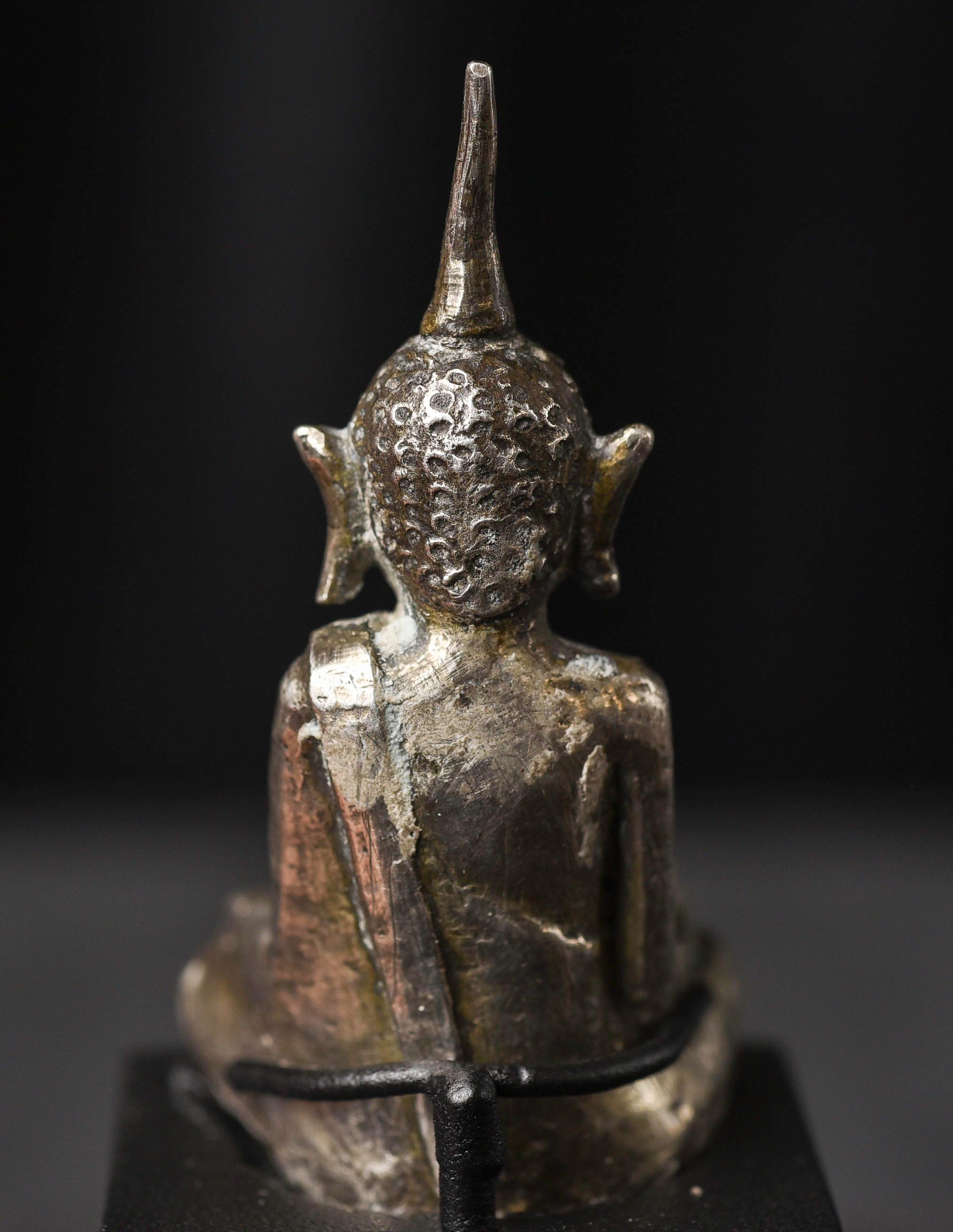 Fino al XVIII secolo Buddha cambogiano d'argento del 17/18° secolo - rara miniatura in fusione massiccia 9834 in vendita