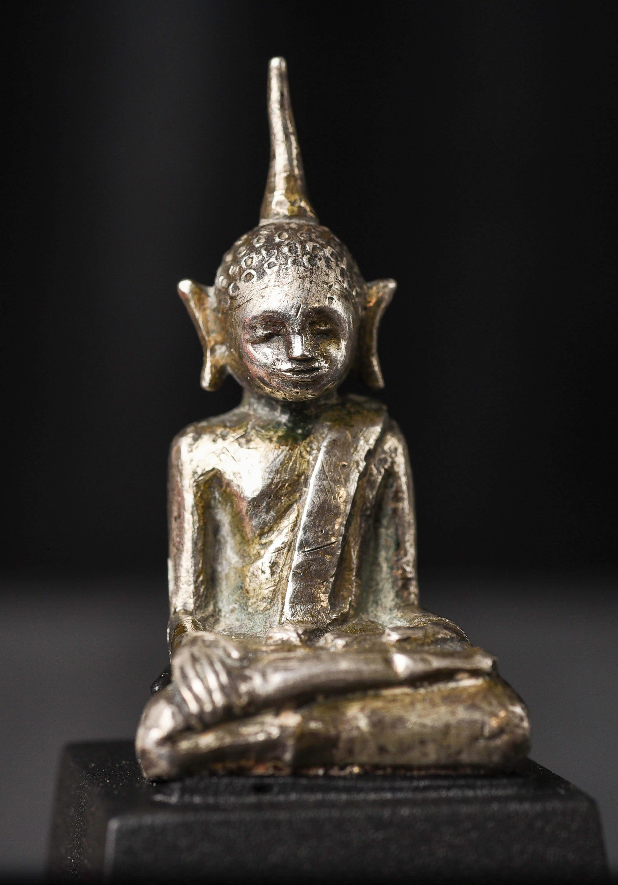 Argento Buddha cambogiano d'argento del 17/18° secolo - rara miniatura in fusione massiccia 9834 in vendita