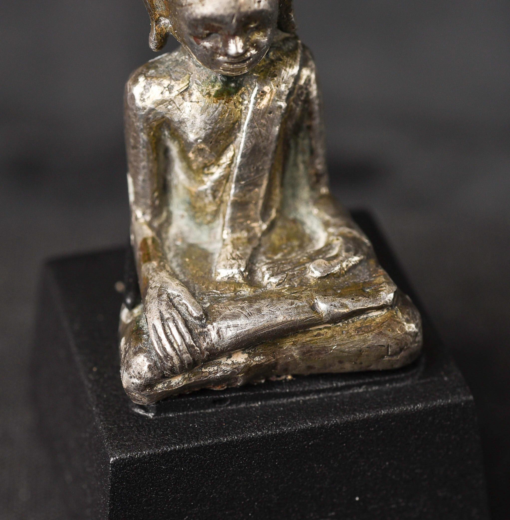Buddha cambogiano d'argento del 17/18° secolo - rara miniatura in fusione massiccia 9834 in vendita 1