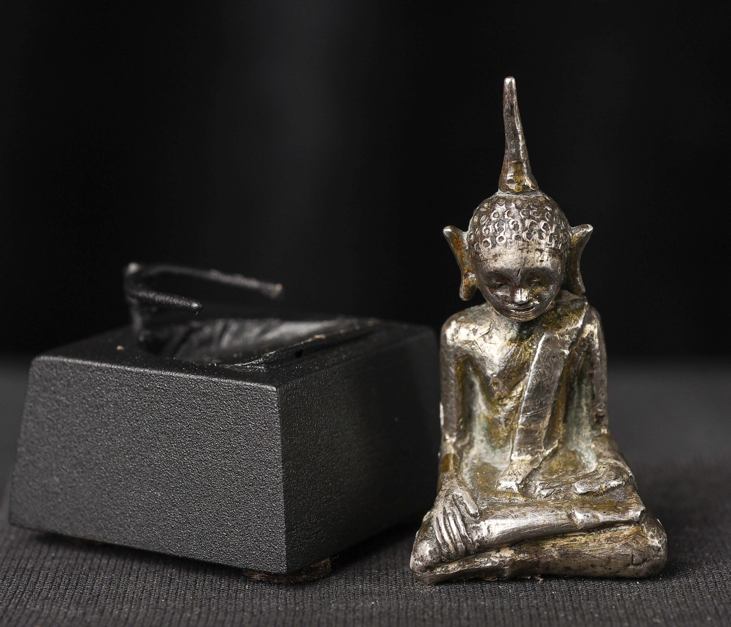Buddha cambogiano d'argento del 17/18° secolo - rara miniatura in fusione massiccia 9834 in vendita 2