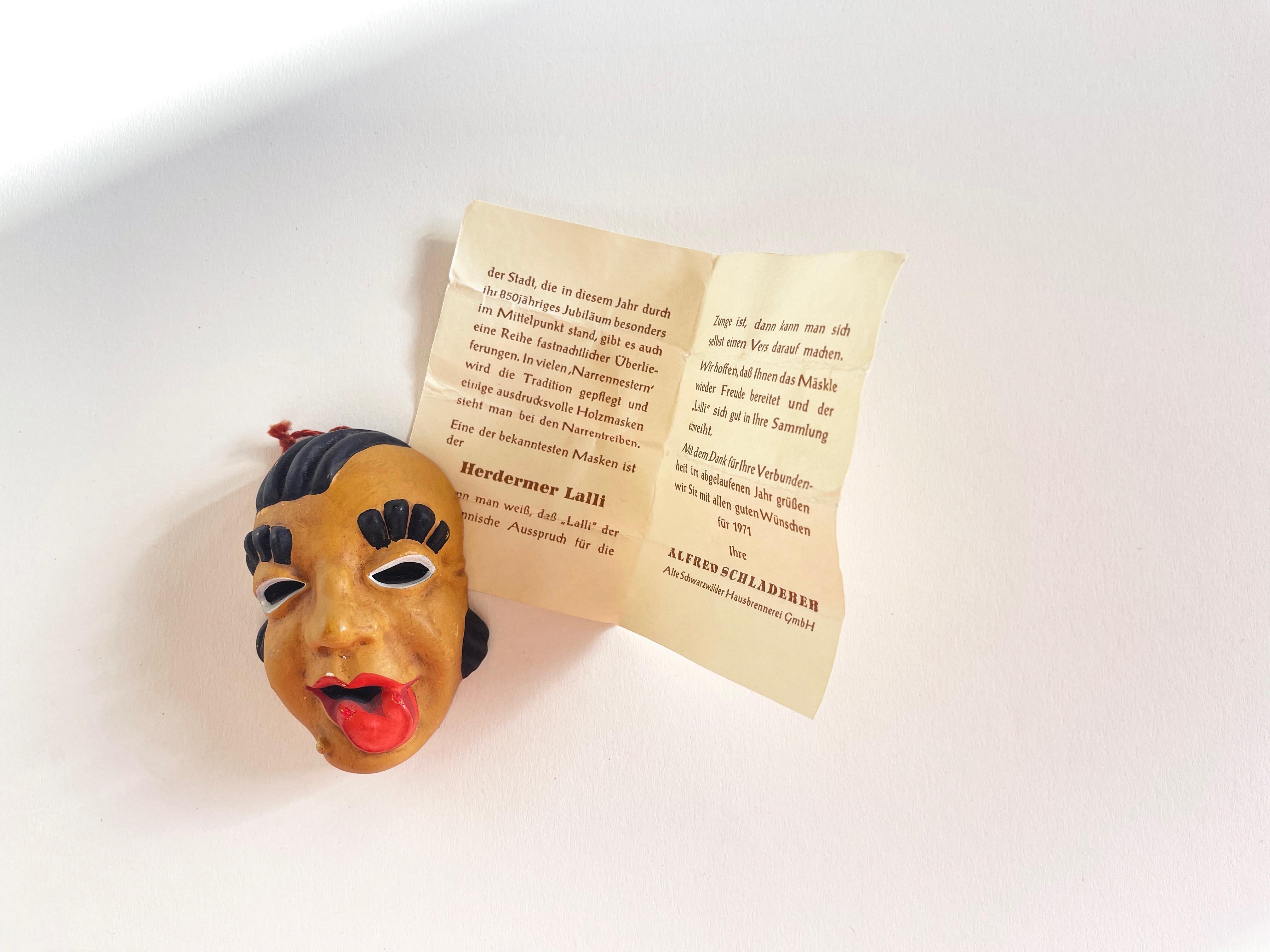 Straordinaria collezione completa di 17 maschere in ceramica d'artista dei costumi tradizionali del Carnevale della Black Forest di Alfred Schladerer, Germania.
Si va dal primo 1954/55 non smaltato/non dipinto, all'ultimo: il Gole del 1972. 
Questo