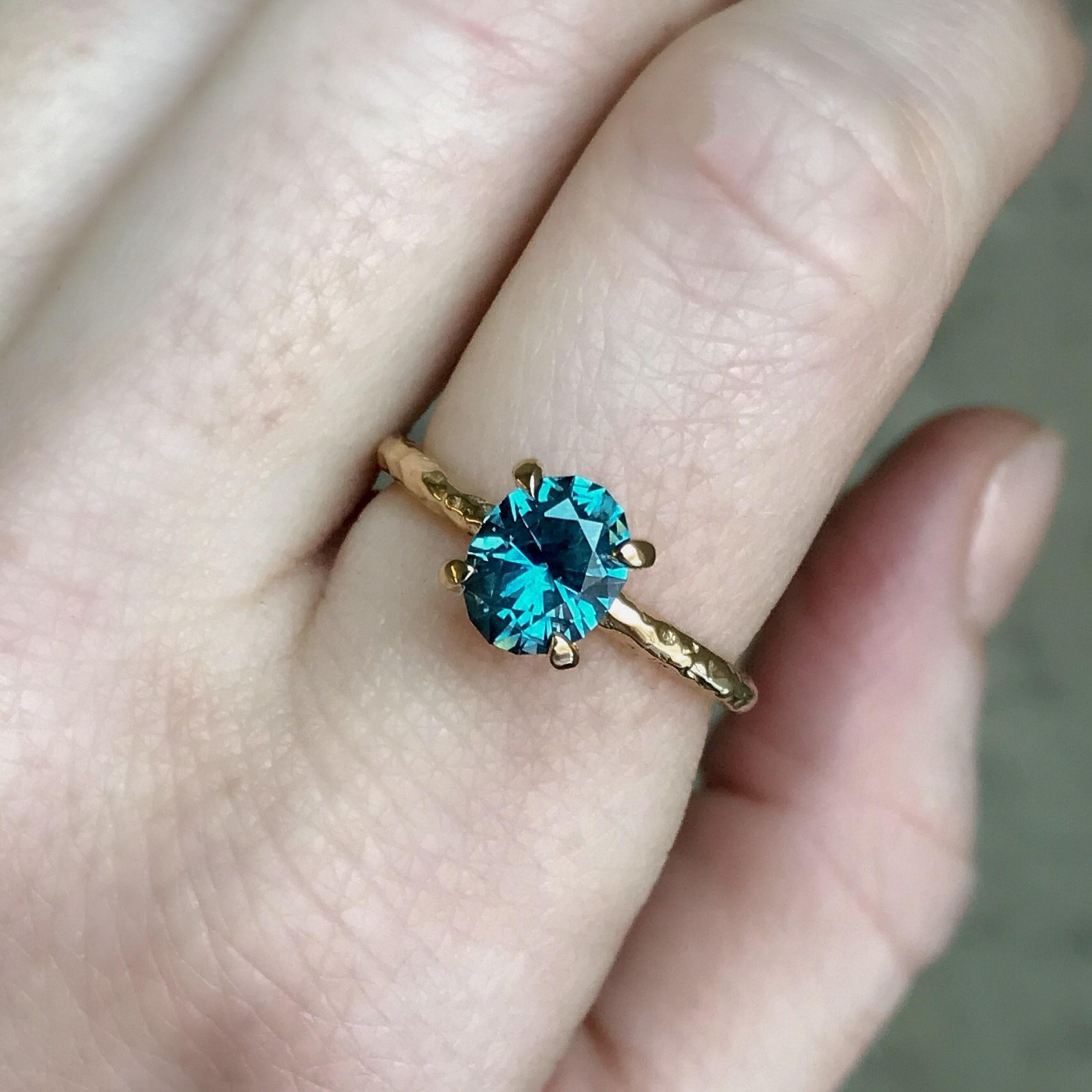 Im Angebot: 1,7 Karat antiker ovaler Montana-Saphir Vintage-Diamant-Verlobungsringe für Sie () 2