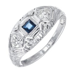 Anello in oro bianco Art Deco con diamante e zaffiro blu da 0,17 carati