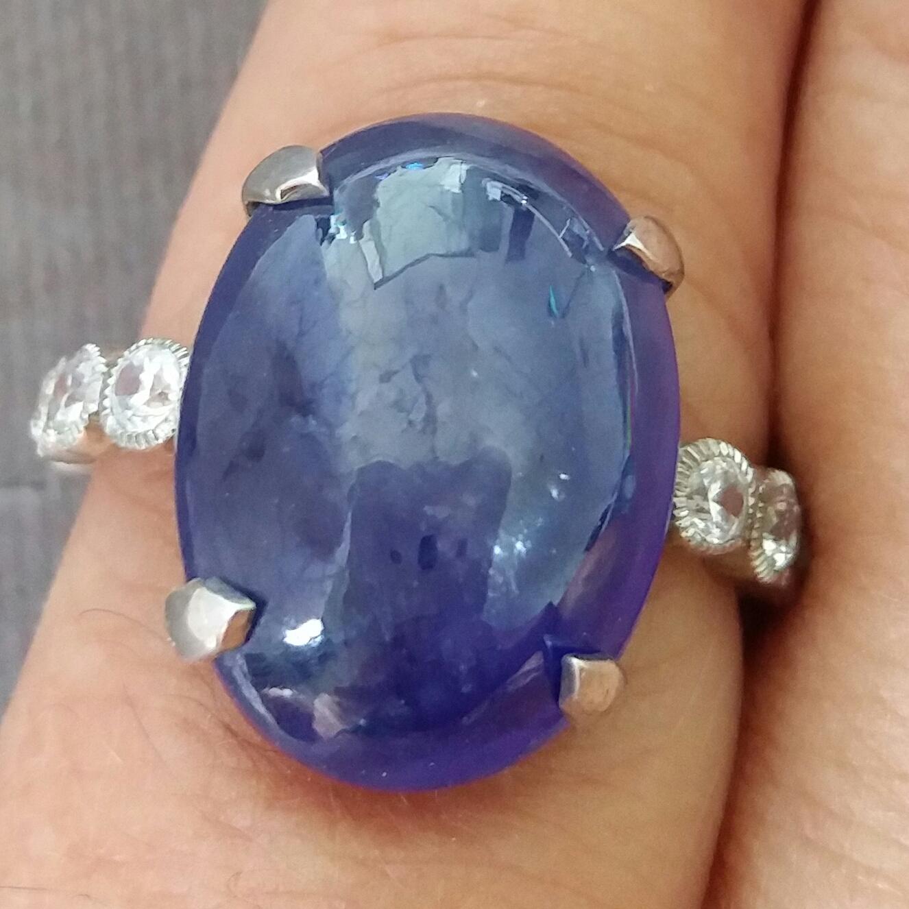 Contemporary 17 Carat Blue Sapphire Oval Cabochon Gold Full Cut Round Diamonds Cocktail Ring For Sale