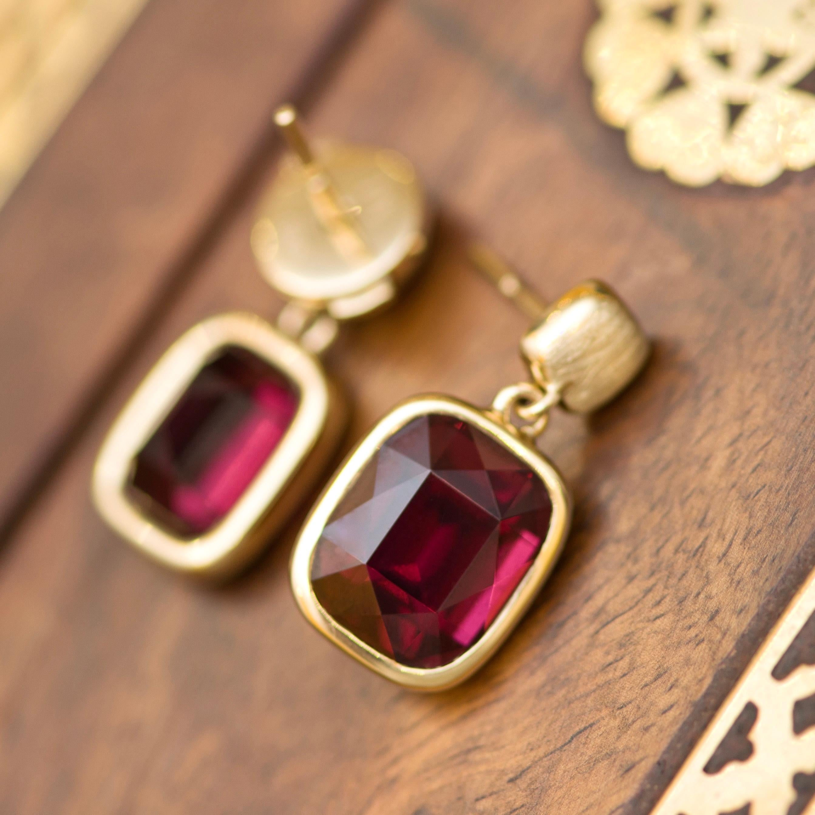 Modern 17 Carat Burgundy Rhodolite Garnet 18 Karat Yellow Matte Gold Earrings