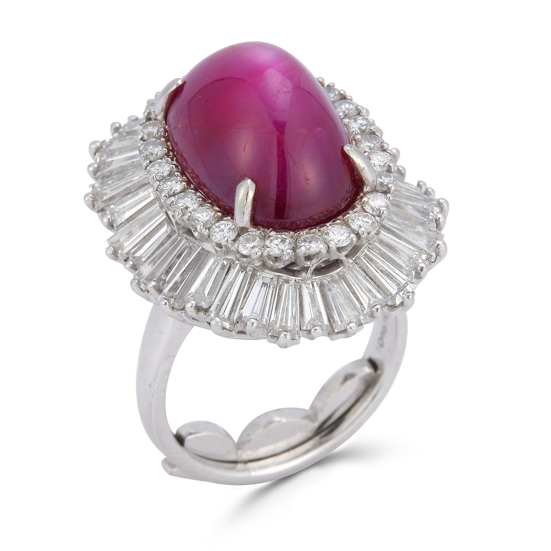 Anillo de Rubí y Diamantes con Estrella Cabujón de 17 quilates 

Rubí estrella central de aproximadamente 17,85 cts
 36 diamantes baguette cónicos, aproximadamente 2,26 quilates 
28 diamantes redondos total quilates .84 quilates
Engastada en