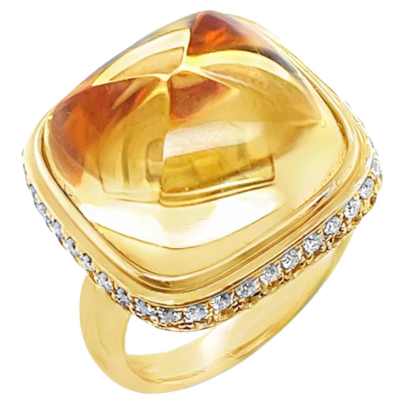 Anillo Cabujón de Citrino de 17 Quilates, Diamante y Zafiro Amarillo en Oro Amarillo de 18k