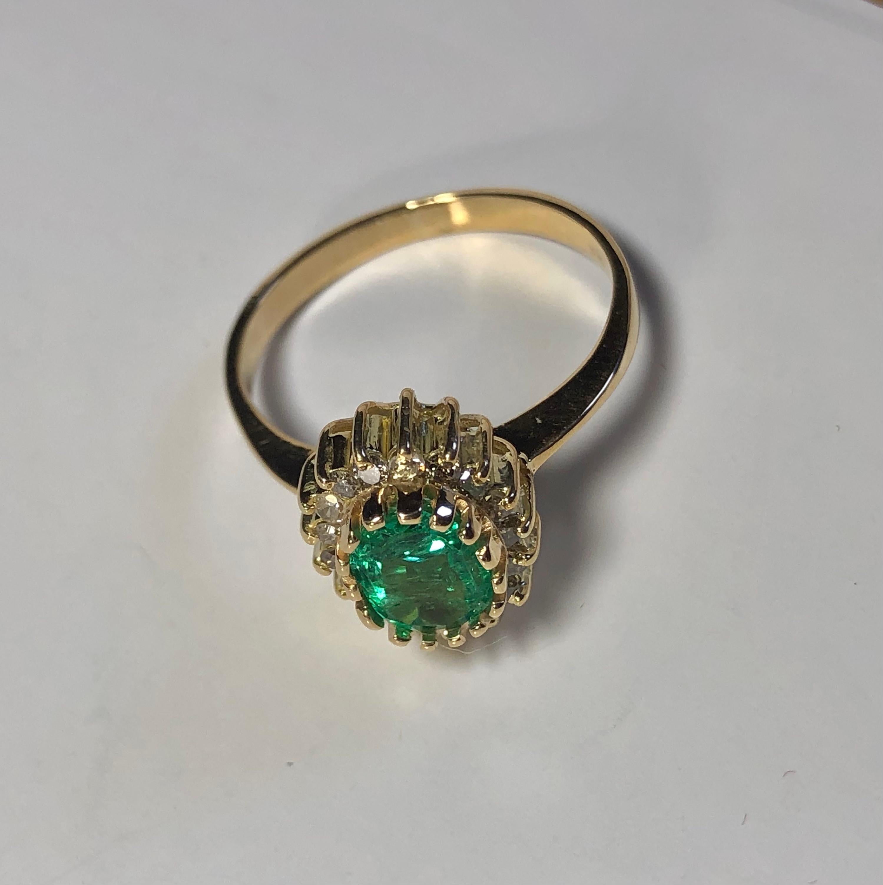 Vintage Colombian Emerald Diamond Engagement Ring 18 Karat For Sale 11