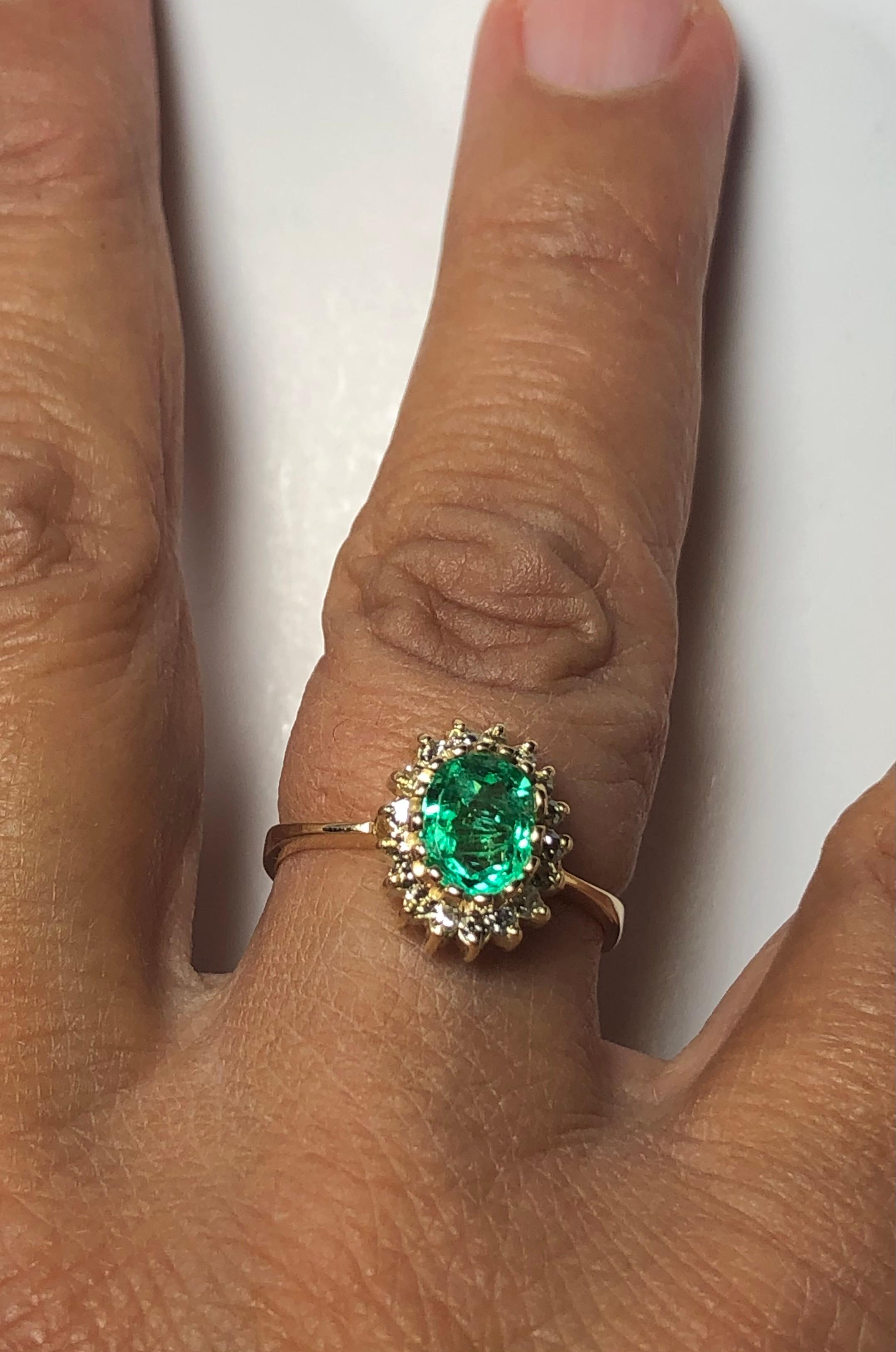 Vintage Colombian Emerald Diamond Engagement Ring 18 Karat For Sale 2