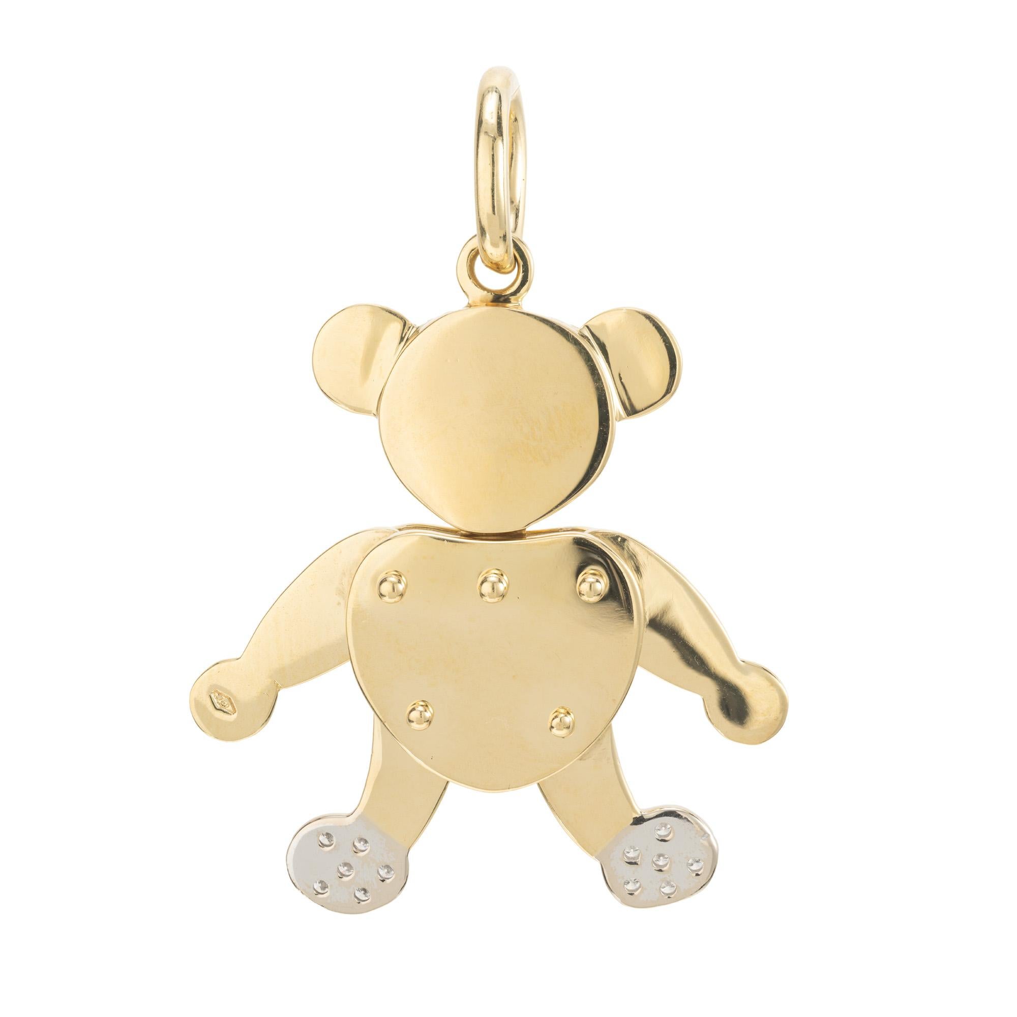 Wunderschön gearbeiteter Teddybär-Charme aus massivem 18k Gelb- und Weißgold mit Diamant-Akzenten. Gelenkige Arme und Beine. Dieses bezaubernde Stück fängt mit seinem Bärendesign die Essenz der Launenhaftigkeit ein. Es ist mit einer schillernden