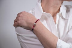 Bracciale con pietre preziose da 17 carati, perla di Tahiti e chiusura a cordoncino