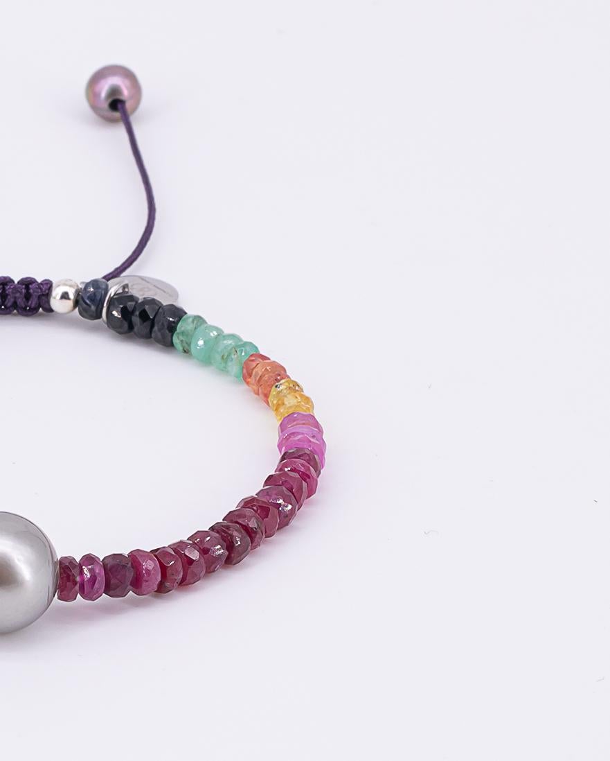 Bead 17 carat gemstone bracelet with Tahiti pearl and drawstring closure For Sale