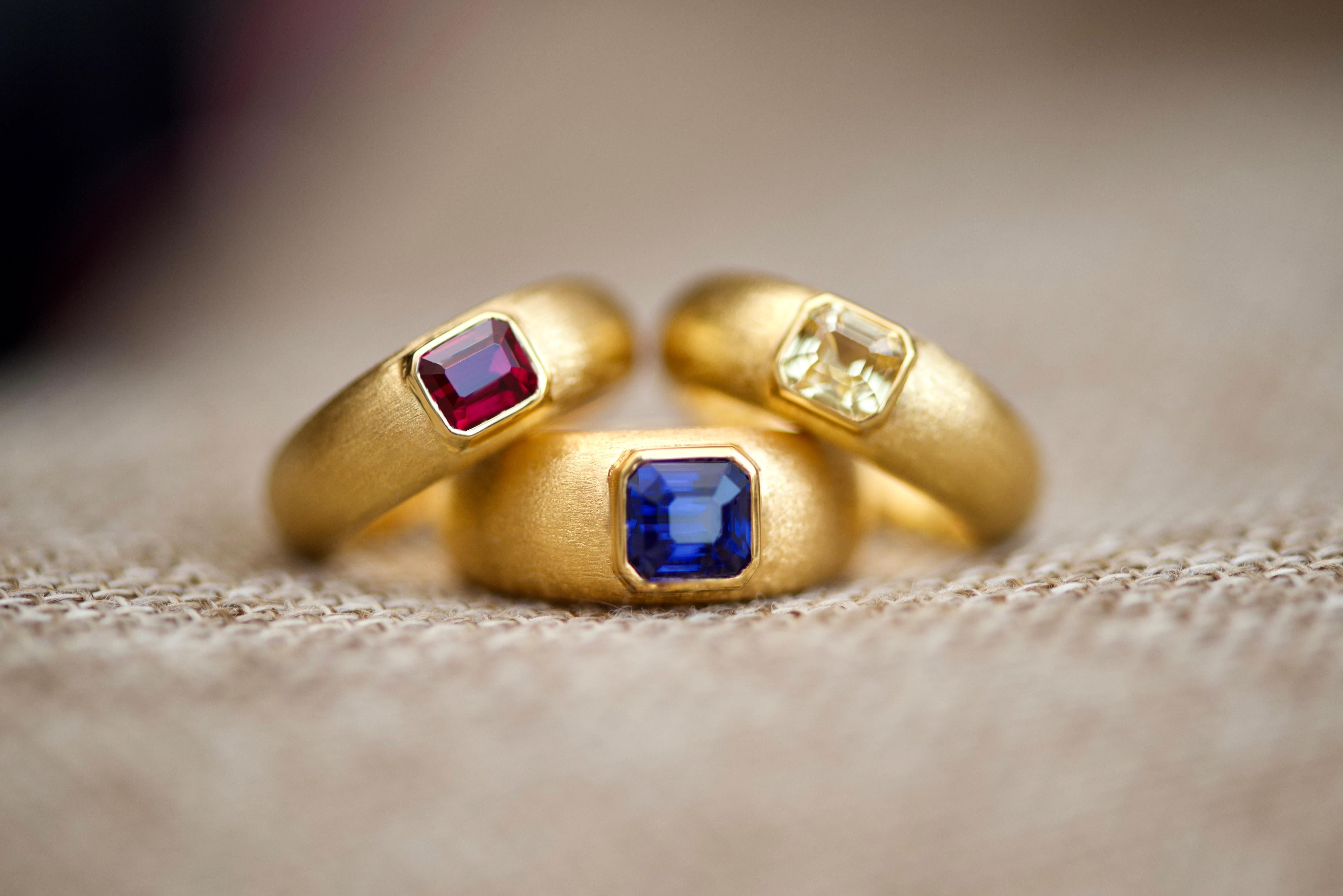 Modern 1, 7 Carat Natural Color Change Sapphire 18 Karat Yellow Gold Ring Tuxedo by D&A