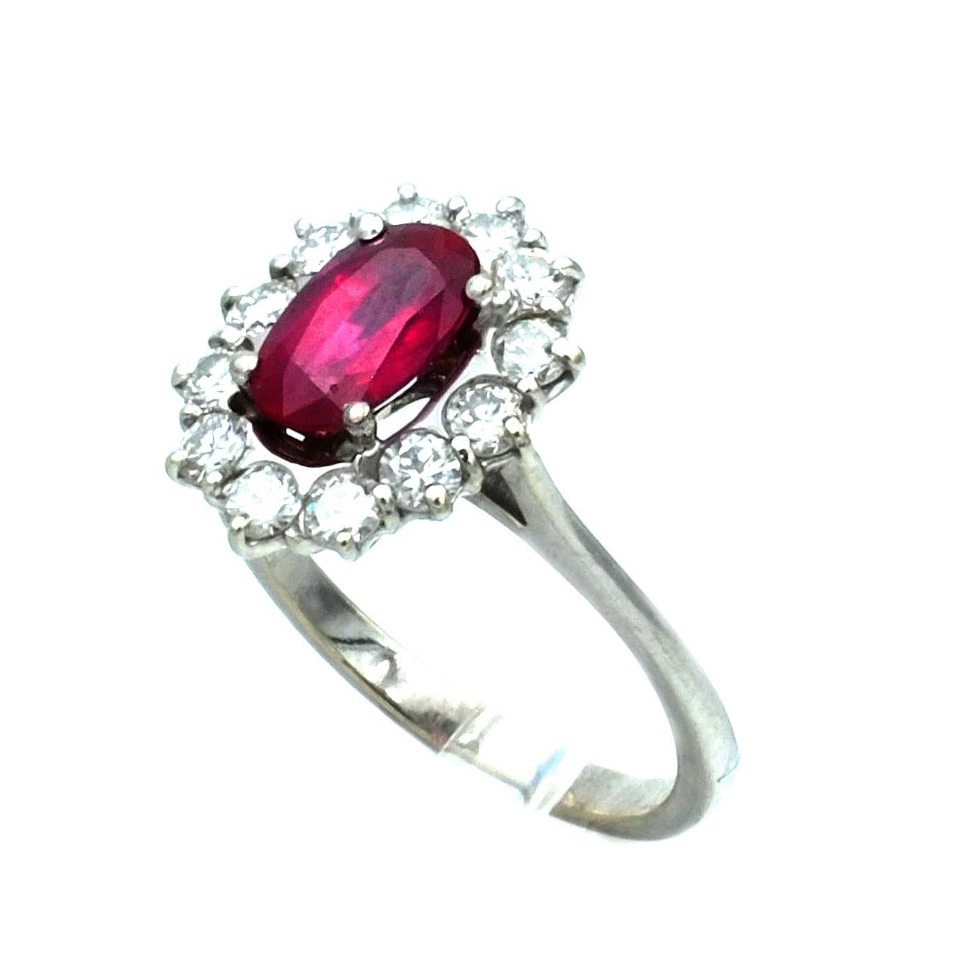 Moderne Bague grappe en or blanc 18 carats avec diamants et rubis non chauffé de 1,7 carat en vente