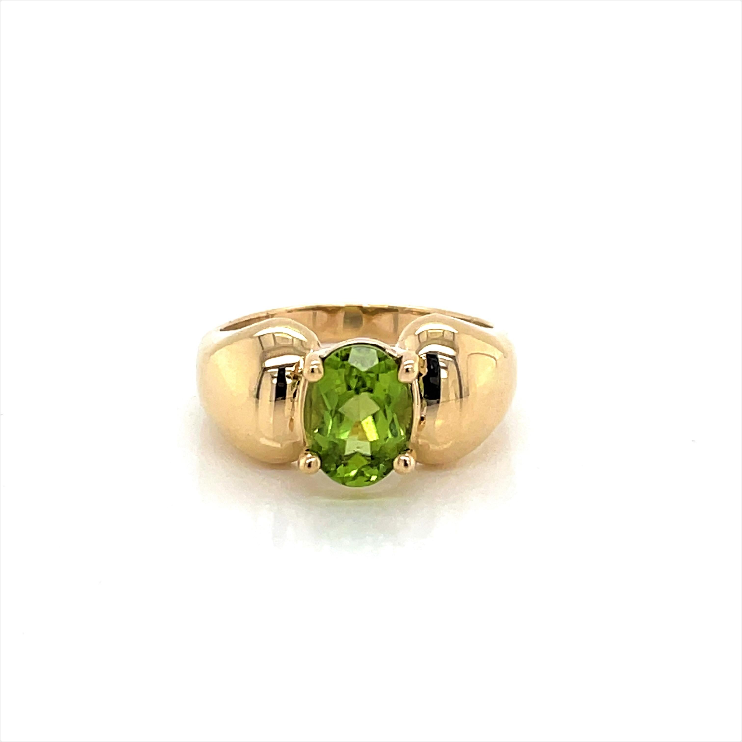 1.7 Carat Oval Peridot 10 Karat Yellow Gold Ring In Good Condition For Sale In Mount Kisco, NY