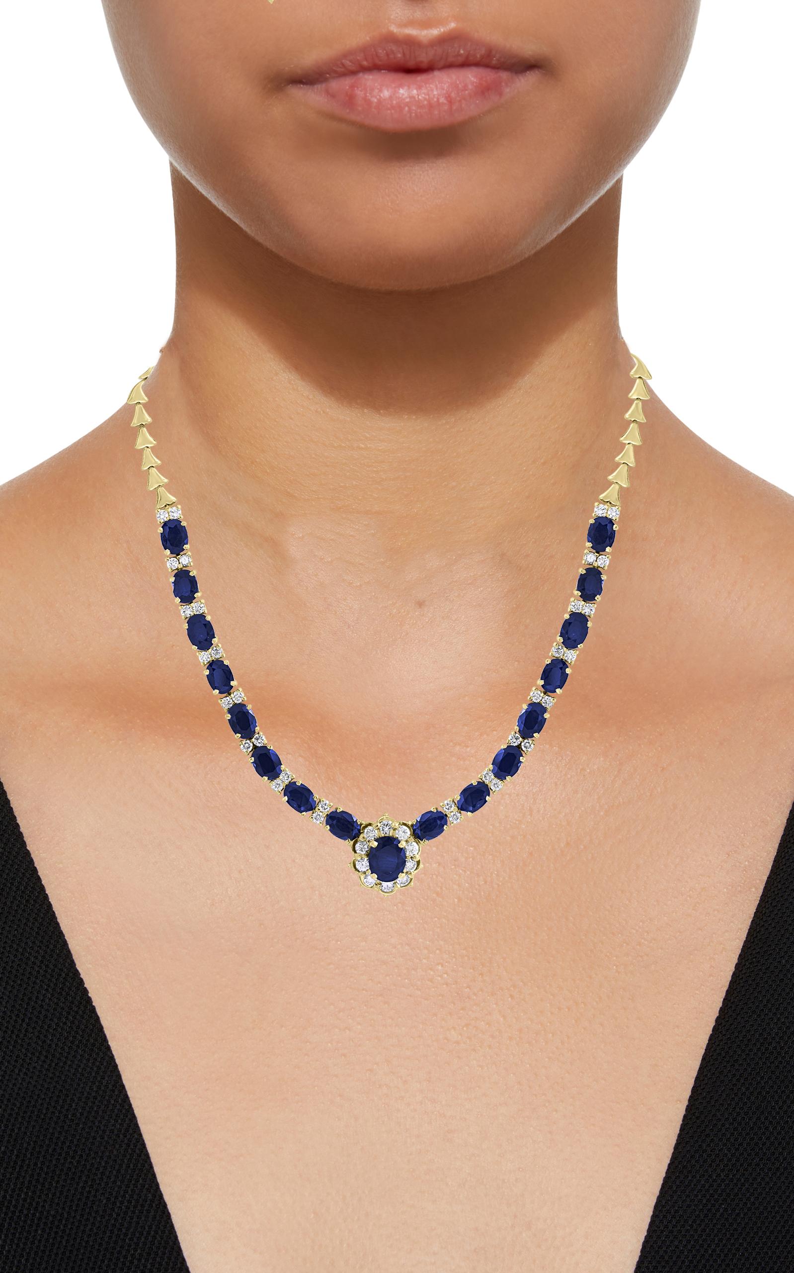 17 Carat Oval Sapphire and 3.5 Carat Diamonds Necklace 18 Karat Yellow Gold In Excellent Condition For Sale In New York, NY