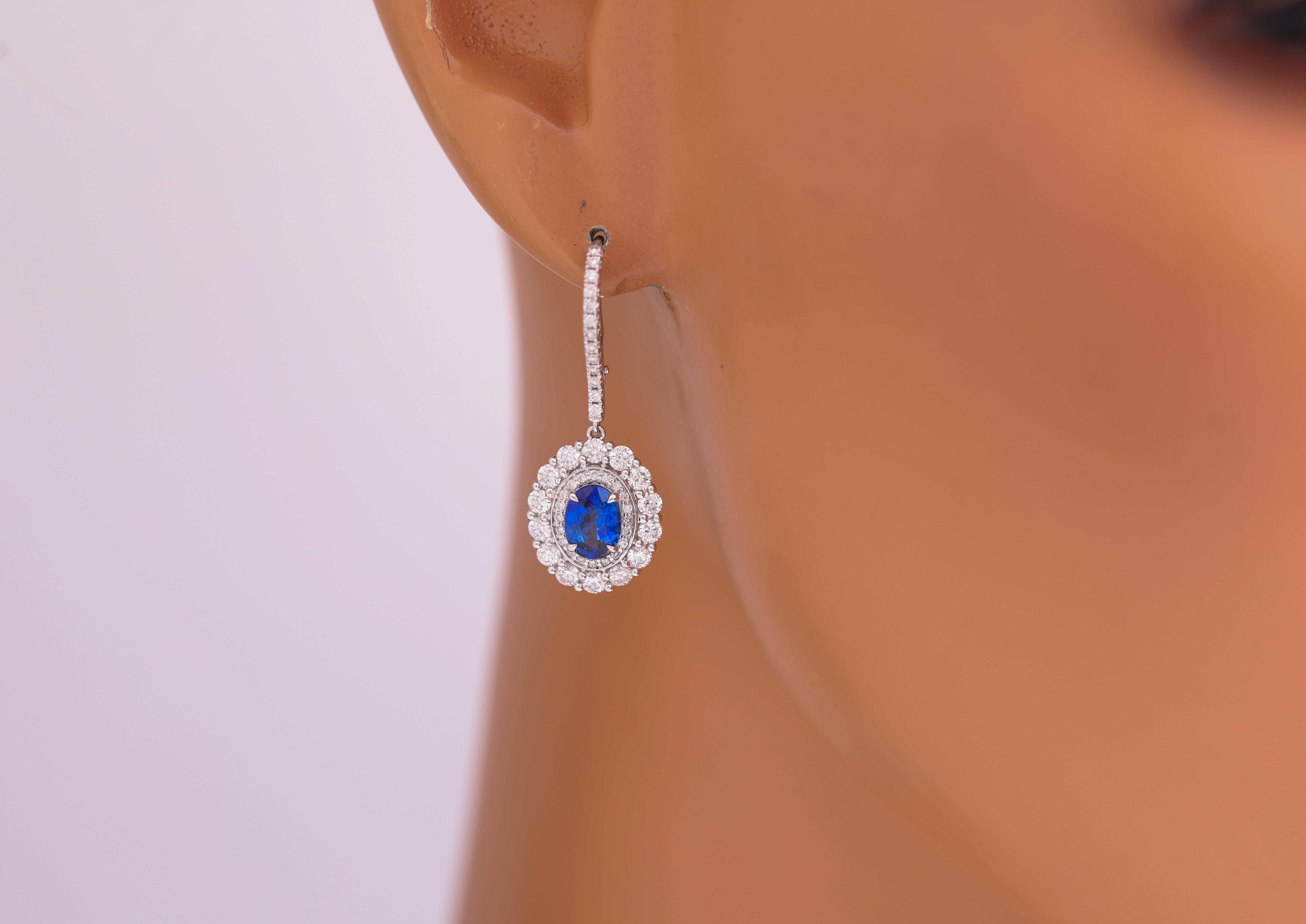 Contemporaneo Orecchini a goccia con zaffiro ovale da 1,7 carati e doppio alone di diamanti da 1,51 carati ref630 in vendita