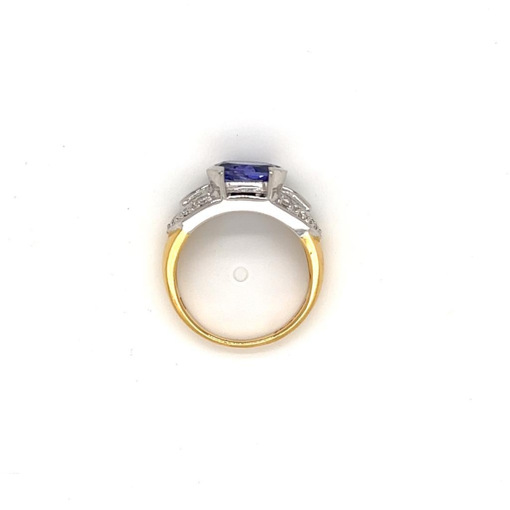1.7 Carat Oval Tanzanite and Diamond Ring in 18 Karat Yellow and White Gold In New Condition For Sale In London, GB