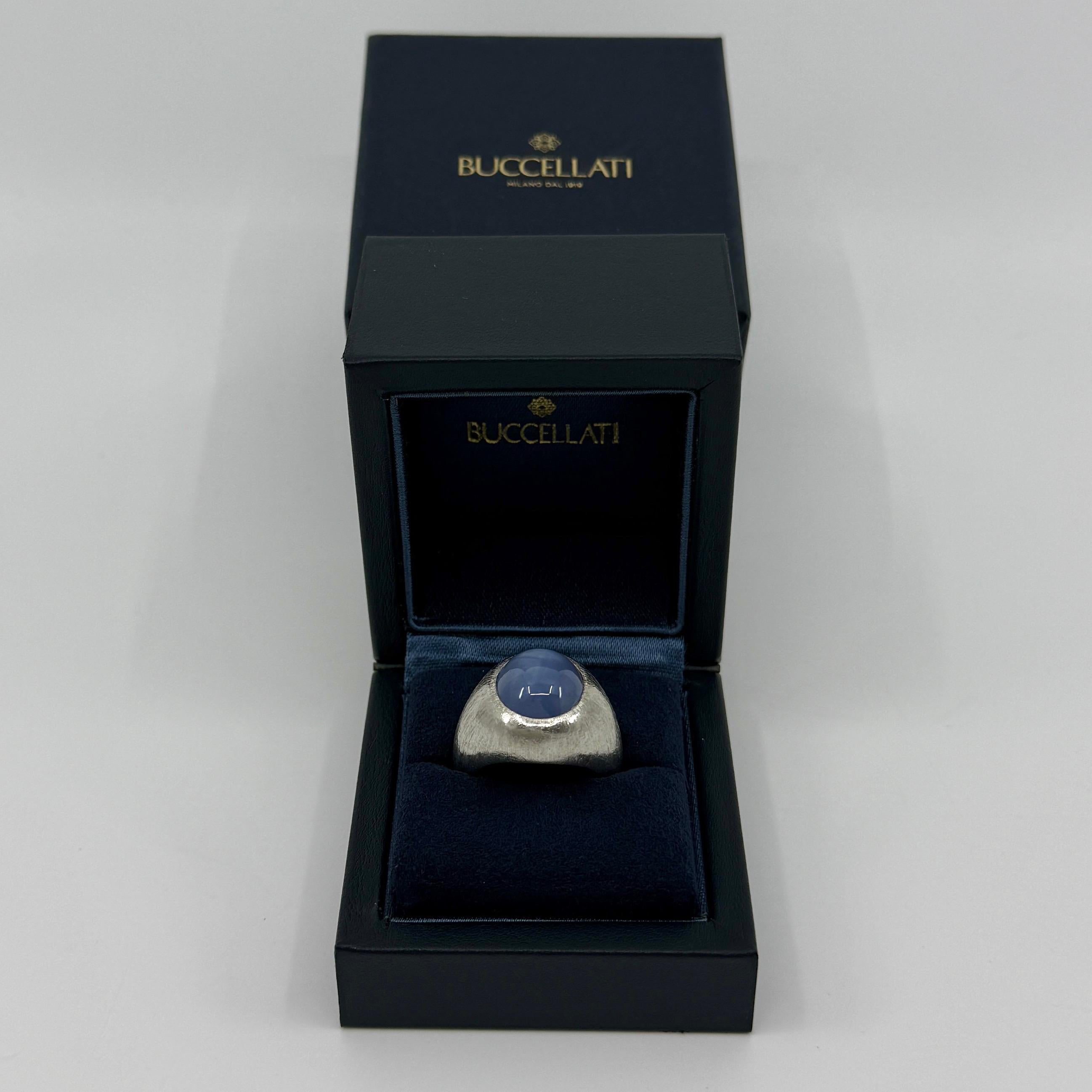 Rarissimo anello Vintage Buccellati Ceylon Blue Star Sapphire 950 Platinum Oval Cabochon Dome.

Uno splendido anello vintage della casa di alta gioielleria italiana Buccellati. 
Rarissimo anello Buccellati con incastonato un grande zaffiro blu