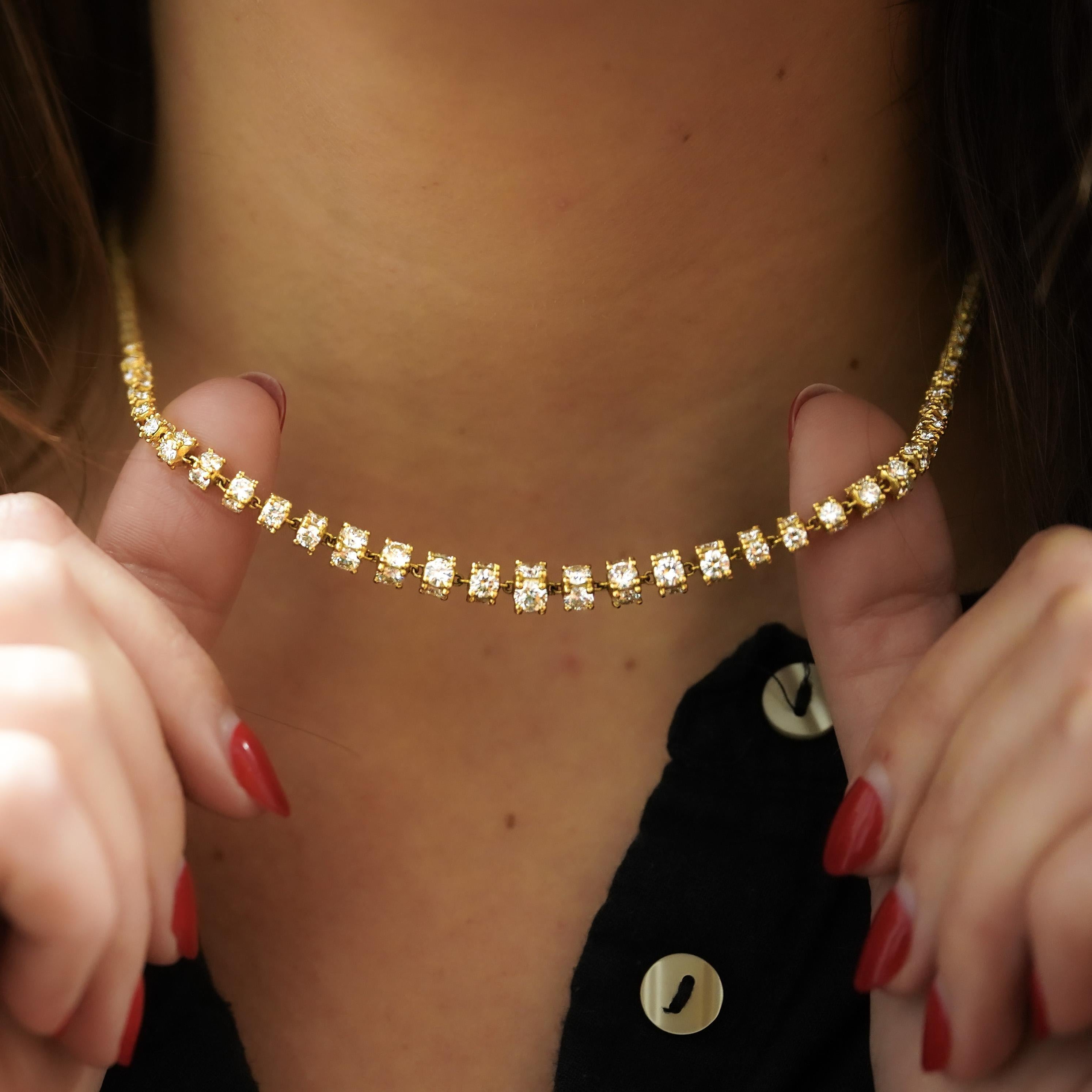 Moderno Collana con catena a cilindro in oro 18K e diamante rotondo da 17 carati in vendita