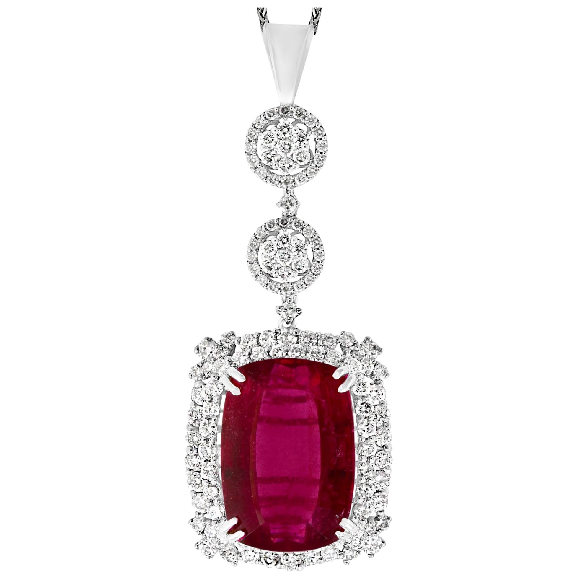 Ciondolo / Collana in rubelite da 17 carati e diamanti da 4 carati, oro 14 carati, Tenuta