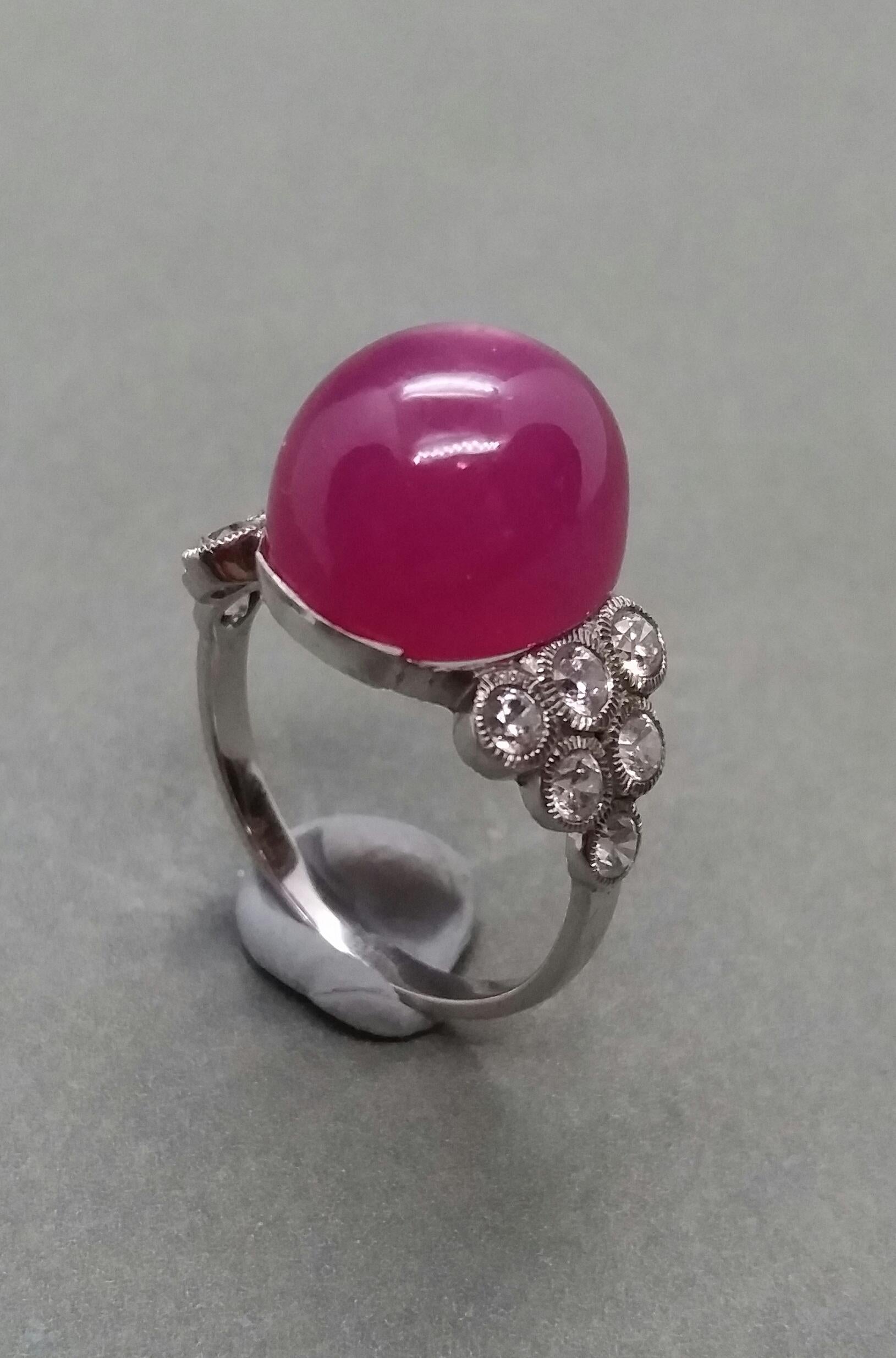 bague de cocktail en or 14 carats 17 rubis ovale cabochon 12 diamants ronds pleine taille en vente 11