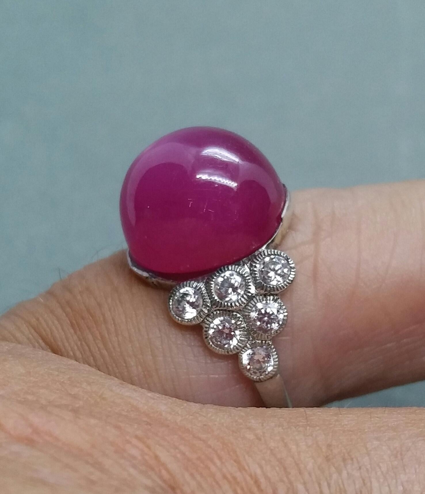 bague de cocktail en or 14 carats 17 rubis ovale cabochon 12 diamants ronds pleine taille en vente 13