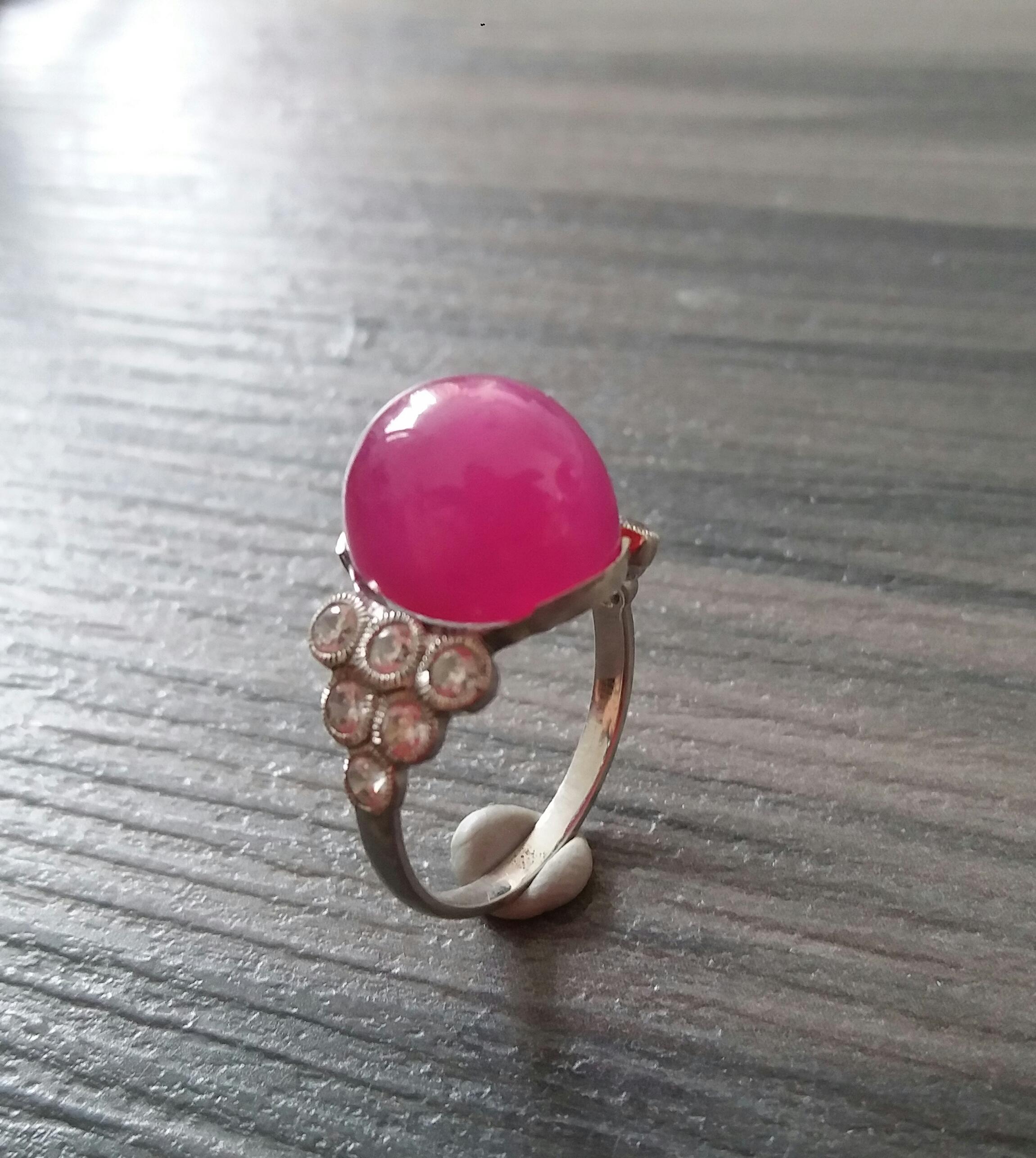 Insolita cabina ovale di rubino da 17 carati (13,3 mm. x 11,6 mm.) incastonata con 3,7 grammi di oro bianco 14 kt, 12 diamanti rotondi a taglio pieno da 0,05 ct. ciascuno = 0,6 carati di peso totale dei diamanti
Gambo dell'anello misura americana 7