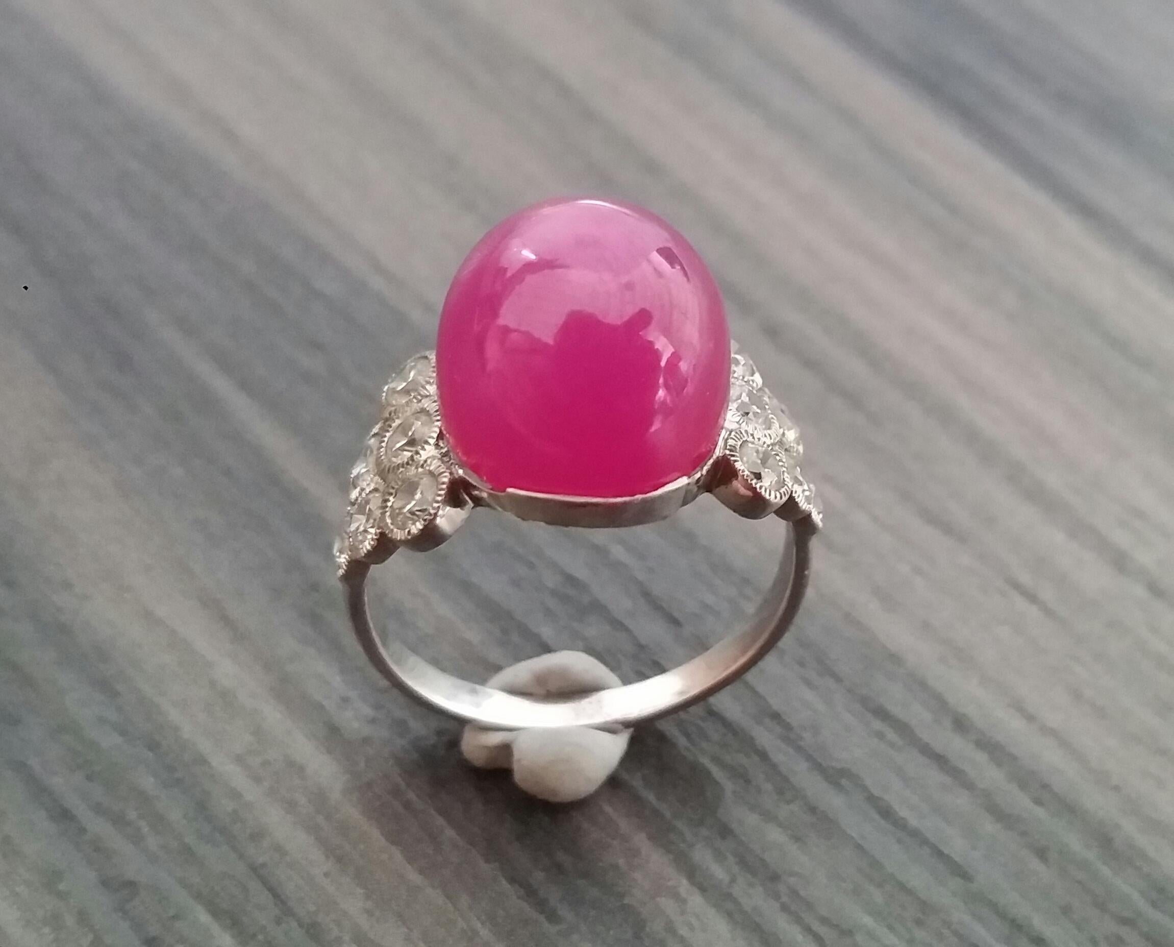 Contemporaneo Anello da cocktail con rubino ovale da 17 carati e cabochon in oro 14 Kt con 12 diamanti rotondi a taglio pieno in vendita