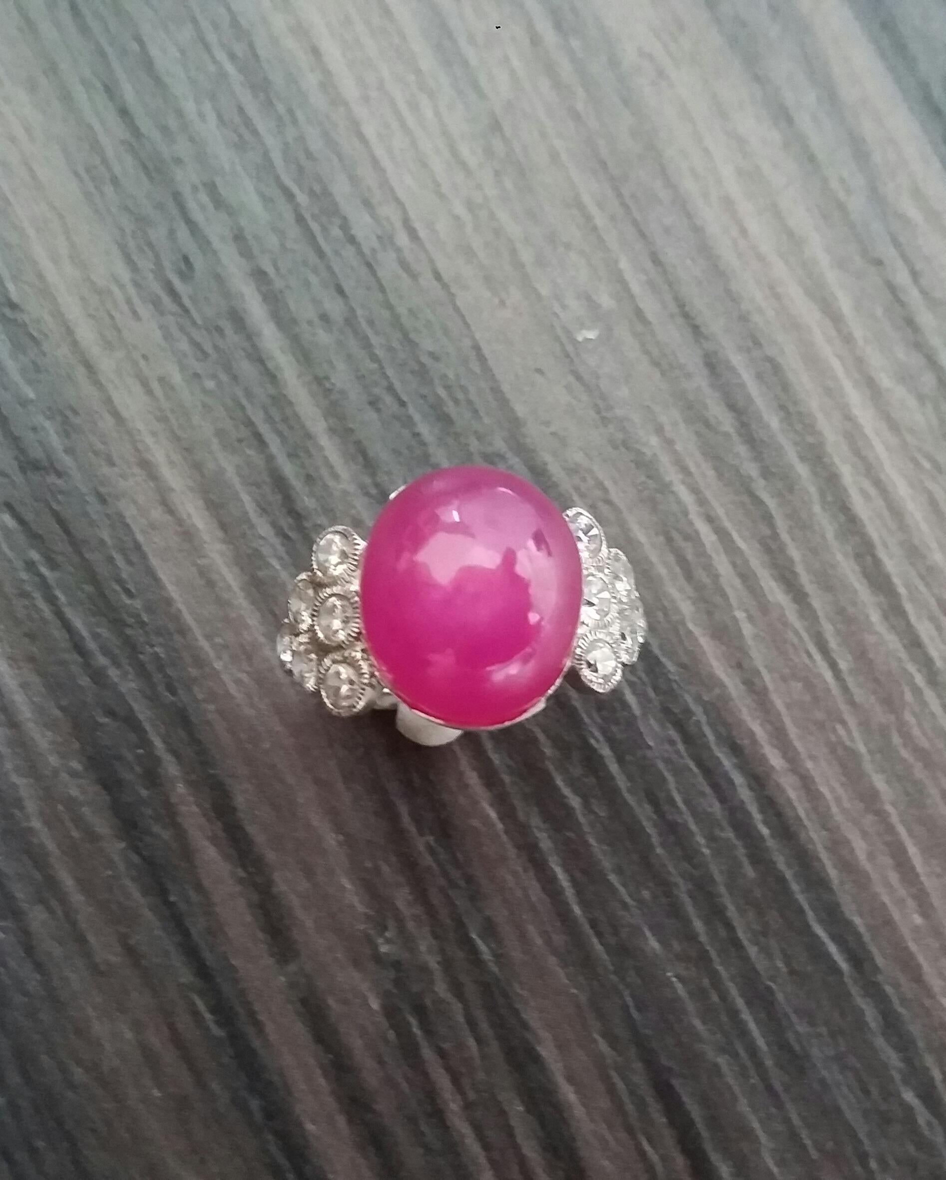 Contemporary 17 Carat Ruby Oval Cabochon 14 Kt Gold 12 Full Cut Round Diamonds Cocktail Ring For Sale