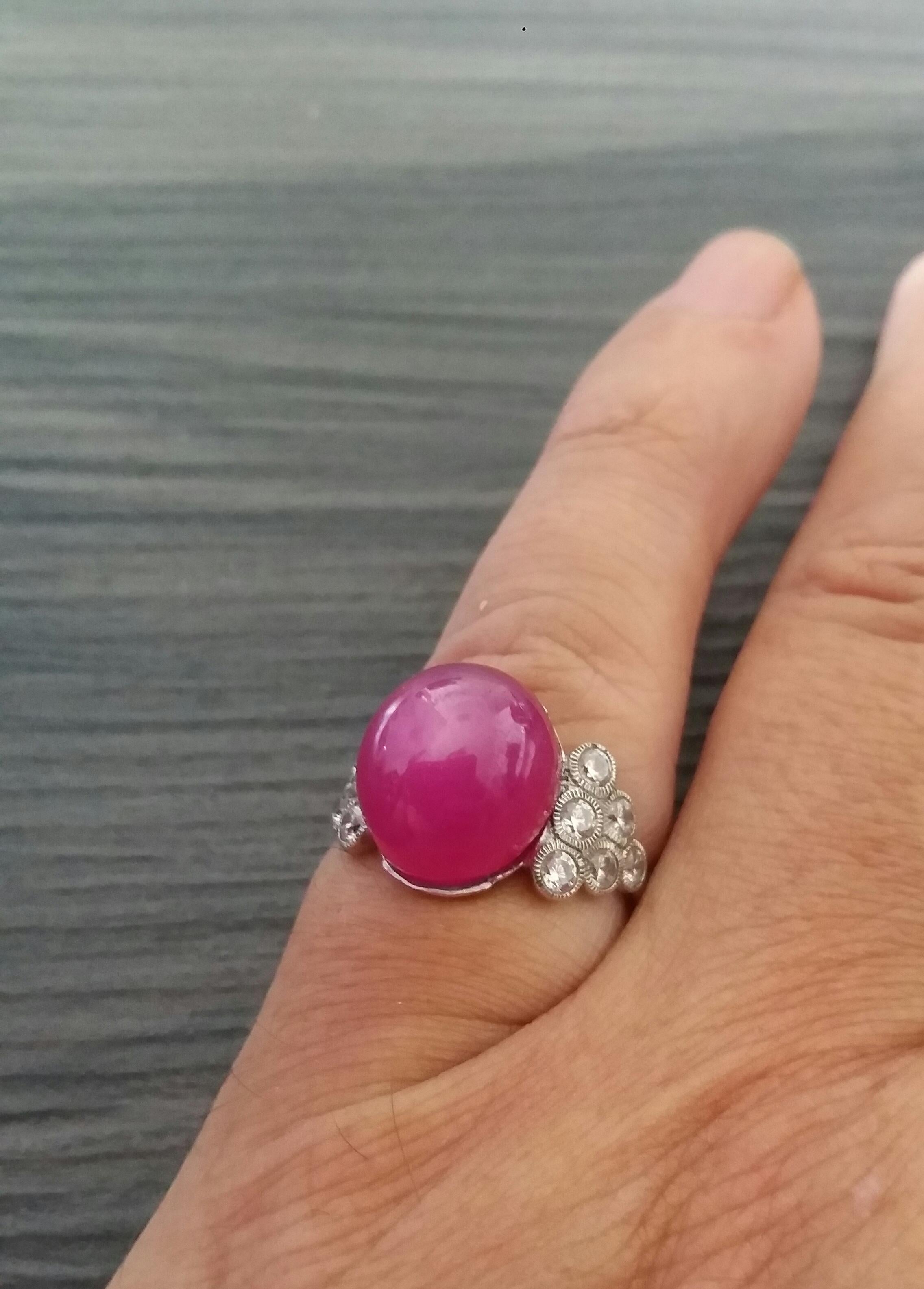 Anello da cocktail con rubino ovale da 17 carati e cabochon in oro 14 Kt con 12 diamanti rotondi a taglio pieno In condizioni buone in vendita a Bangkok, TH