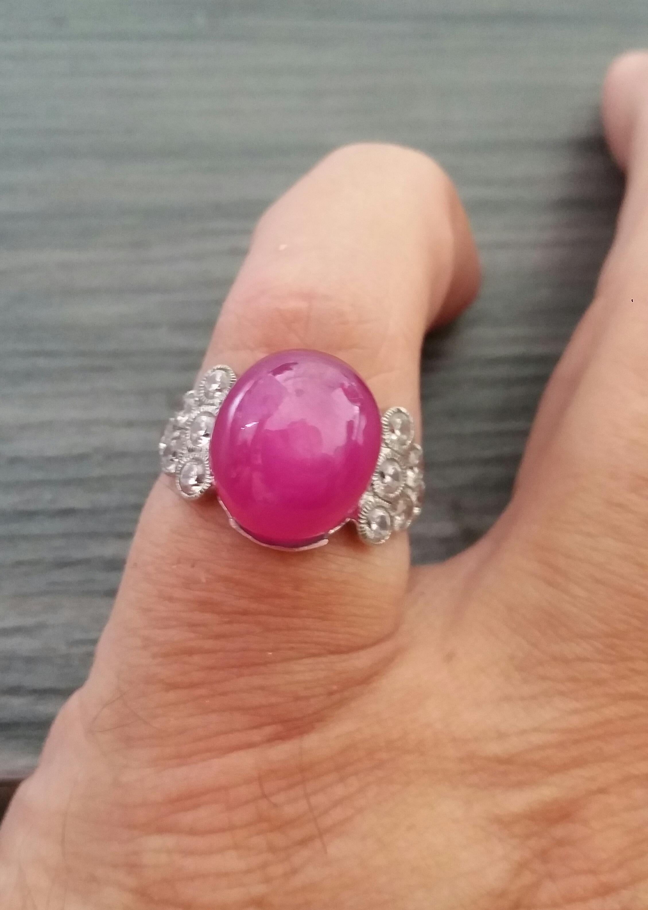 Donna Anello da cocktail con rubino ovale da 17 carati e cabochon in oro 14 Kt con 12 diamanti rotondi a taglio pieno in vendita