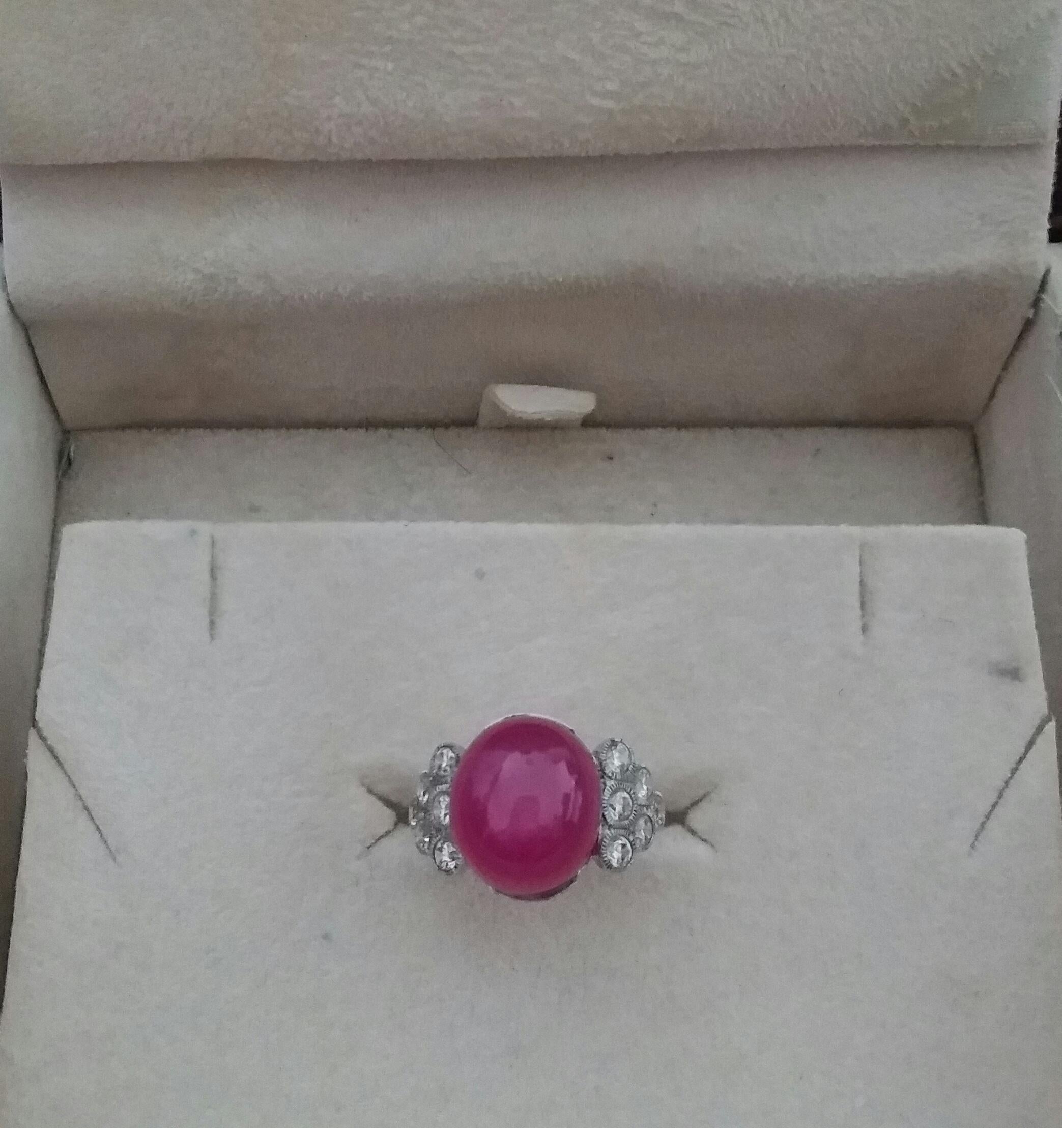 Anello da cocktail con rubino ovale da 17 carati e cabochon in oro 14 Kt con 12 diamanti rotondi a taglio pieno in vendita 2