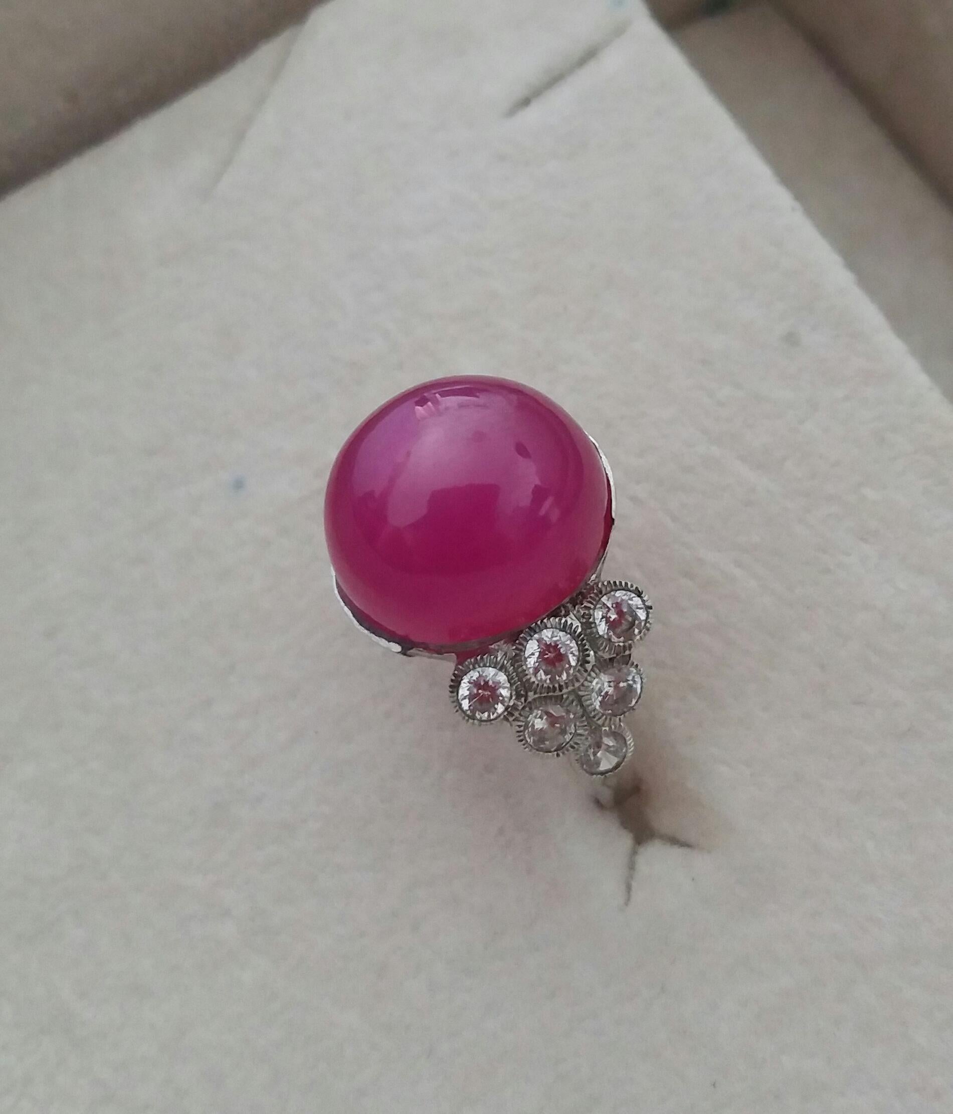 Anello da cocktail con rubino ovale da 17 carati e cabochon in oro 14 Kt con 12 diamanti rotondi a taglio pieno in vendita 3