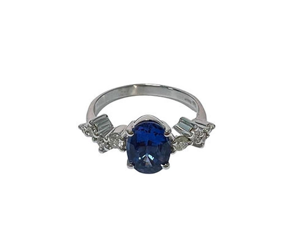 Oval Cut 1.7 Carat Sapphire Oval Cluster Ring For Sale