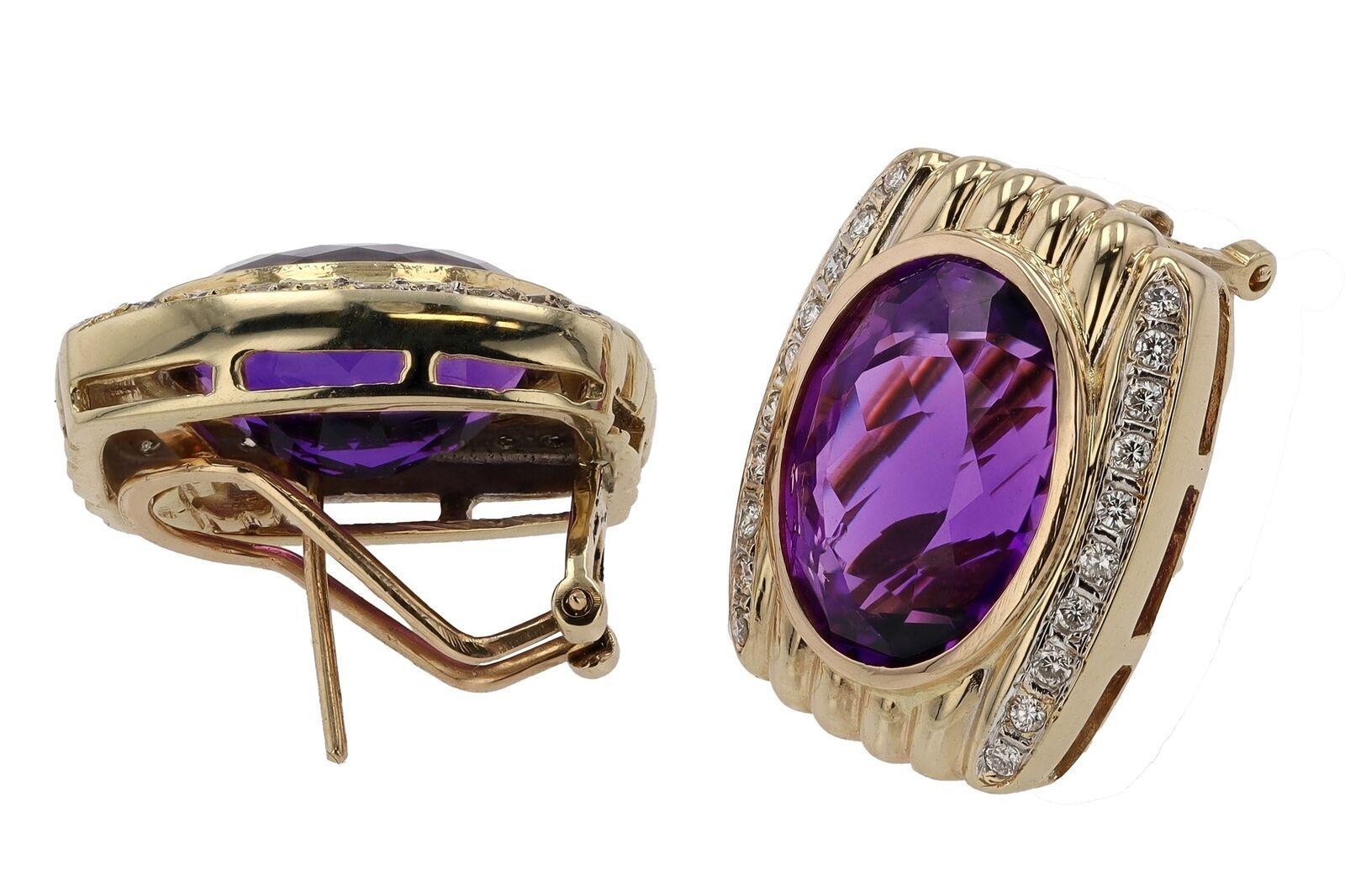 Ces boucles d'oreilles vintage en pierres précieuses incarnent parfaitement l'ère rétro resplendissante. La pièce centrale présente une améthyste sibérienne d'un violet vif de la plus haute qualité, totalisant plus de 17 carats. Fabriqué en or jaune