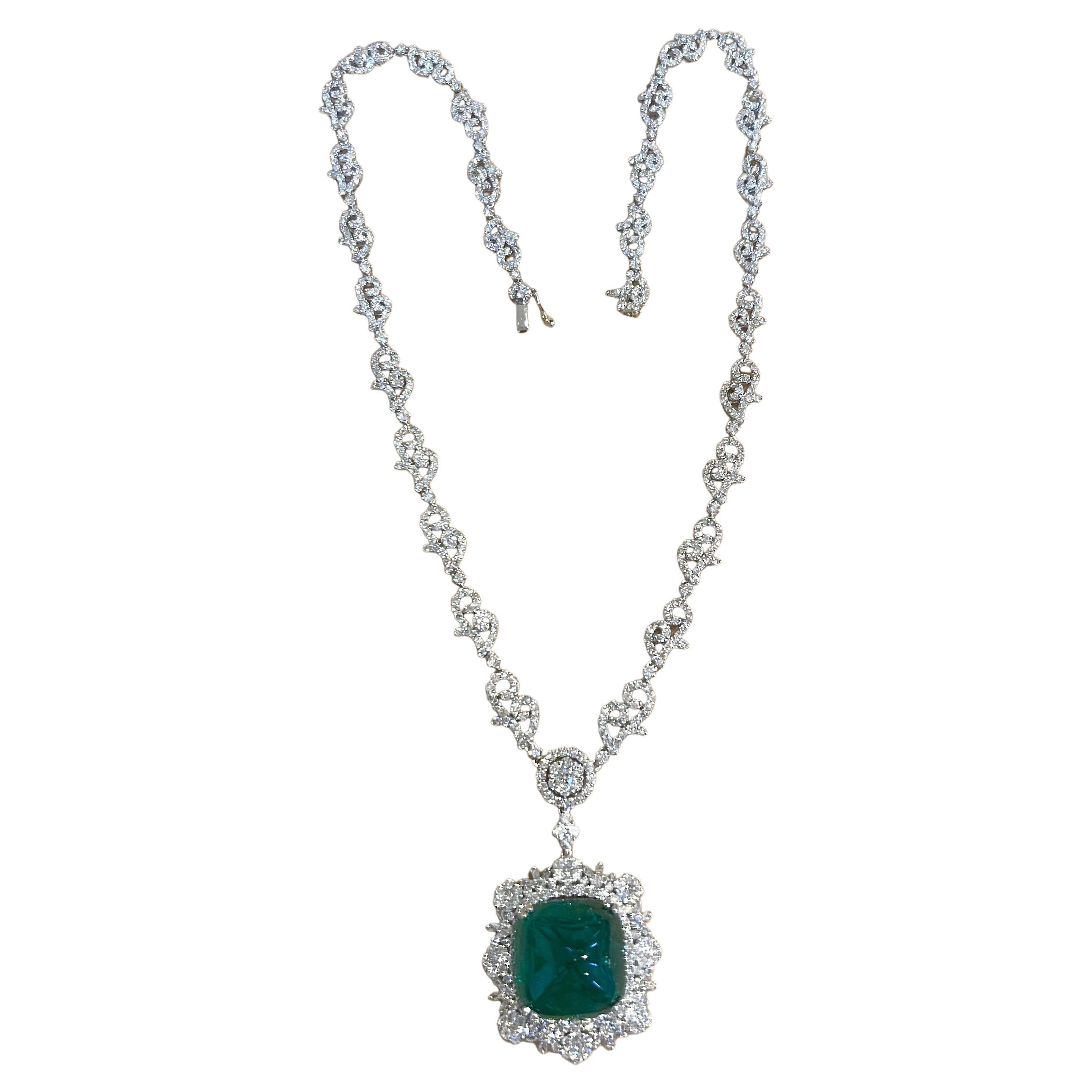 GIA 17 Karat Zuckerhut-Cabochon kolumbianischer Smaragd & 13 Karat Diamant-Halskette 18KWG (Kegel-Cabochon) im Angebot