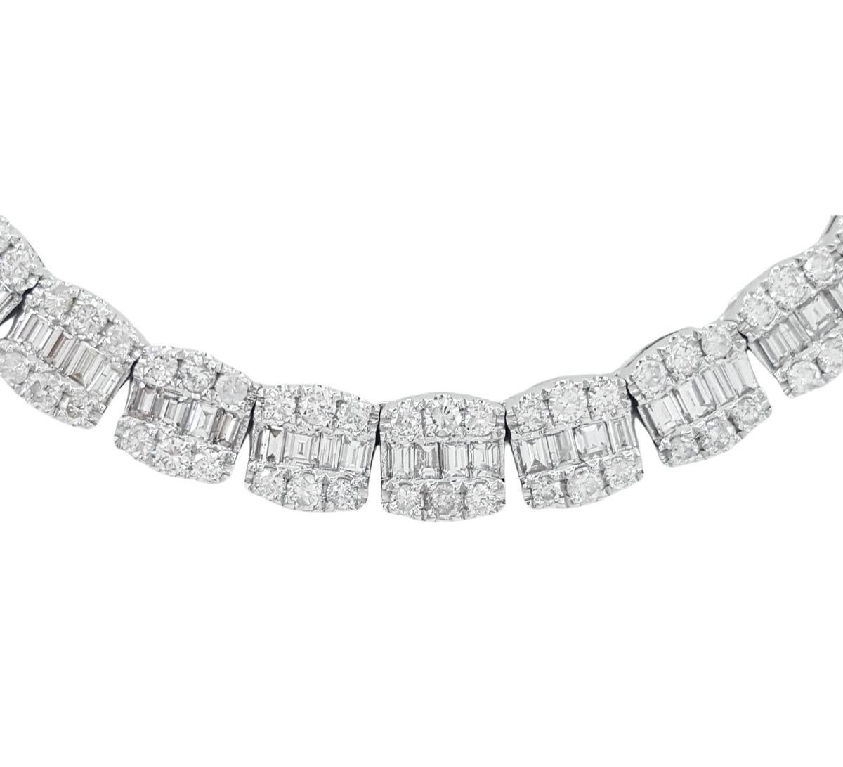 17 Karat Gesamtgewicht Diamanten im Brillant- und Baguetteschliff Halskette. 

Die Halskette wiegt 54,9 Gramm, ist 20