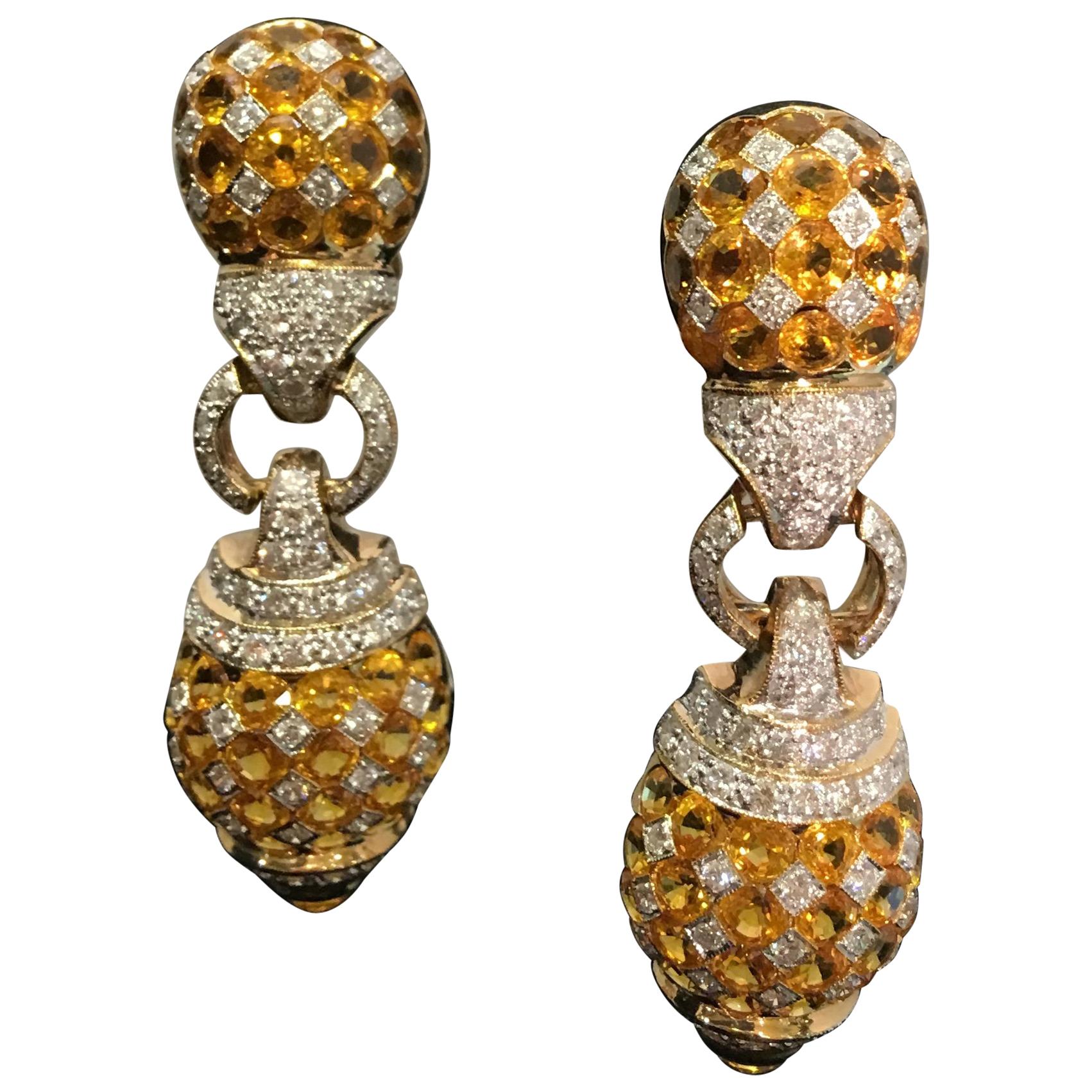 Boucles d'oreilles porte-clés en or jaune avec saphir jaune 17 carats et diamants en forme de arlequin