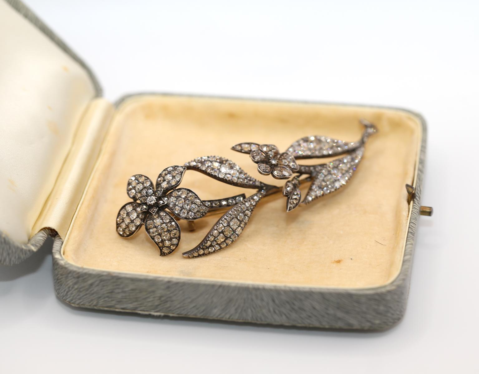 Début de l'époque victorienne Boîte de broche fleur en diamants taille ancienne de 17 carats, 1890 en vente