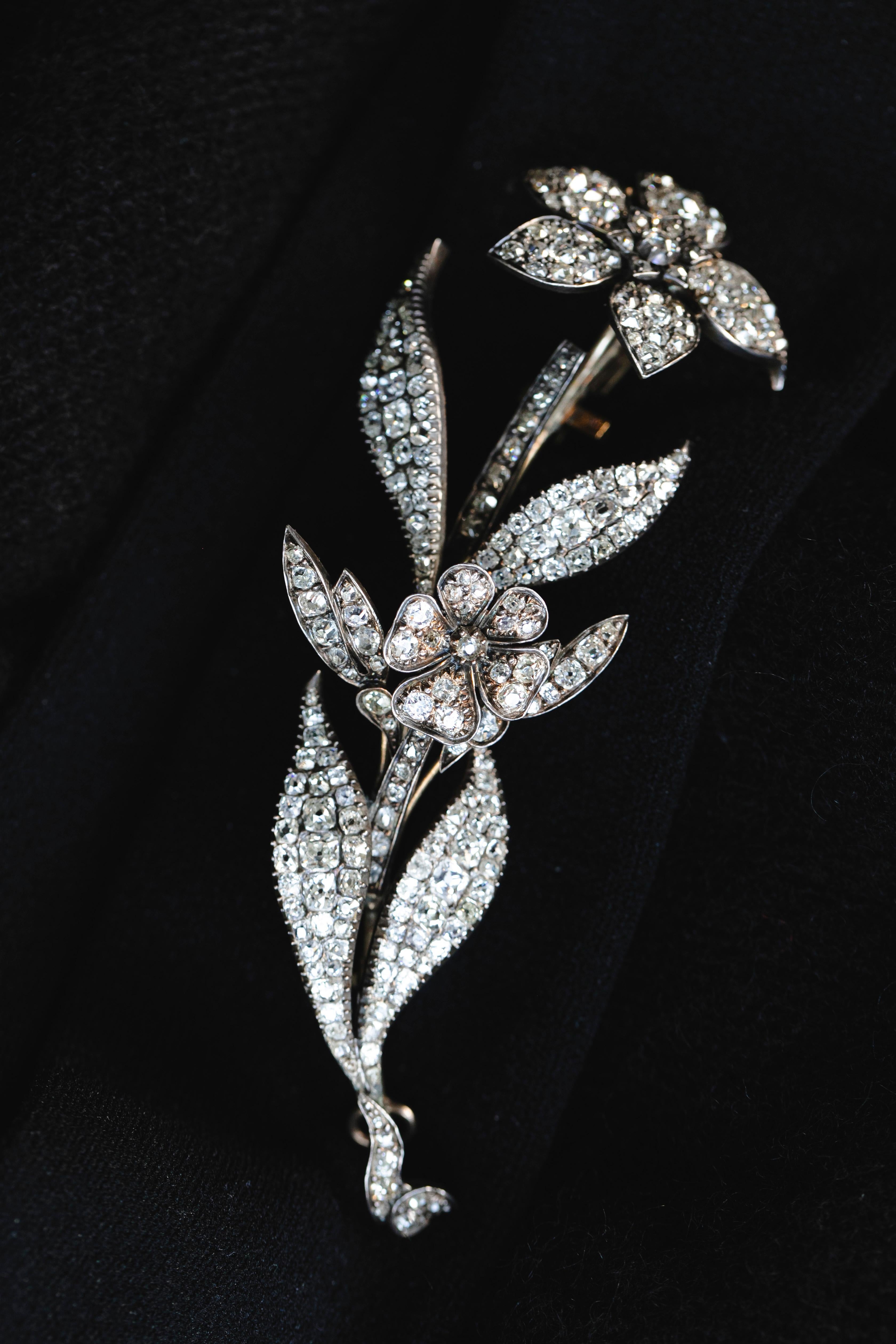 Boîte de broche fleur en diamants taille ancienne de 17 carats, 1890 en vente 1
