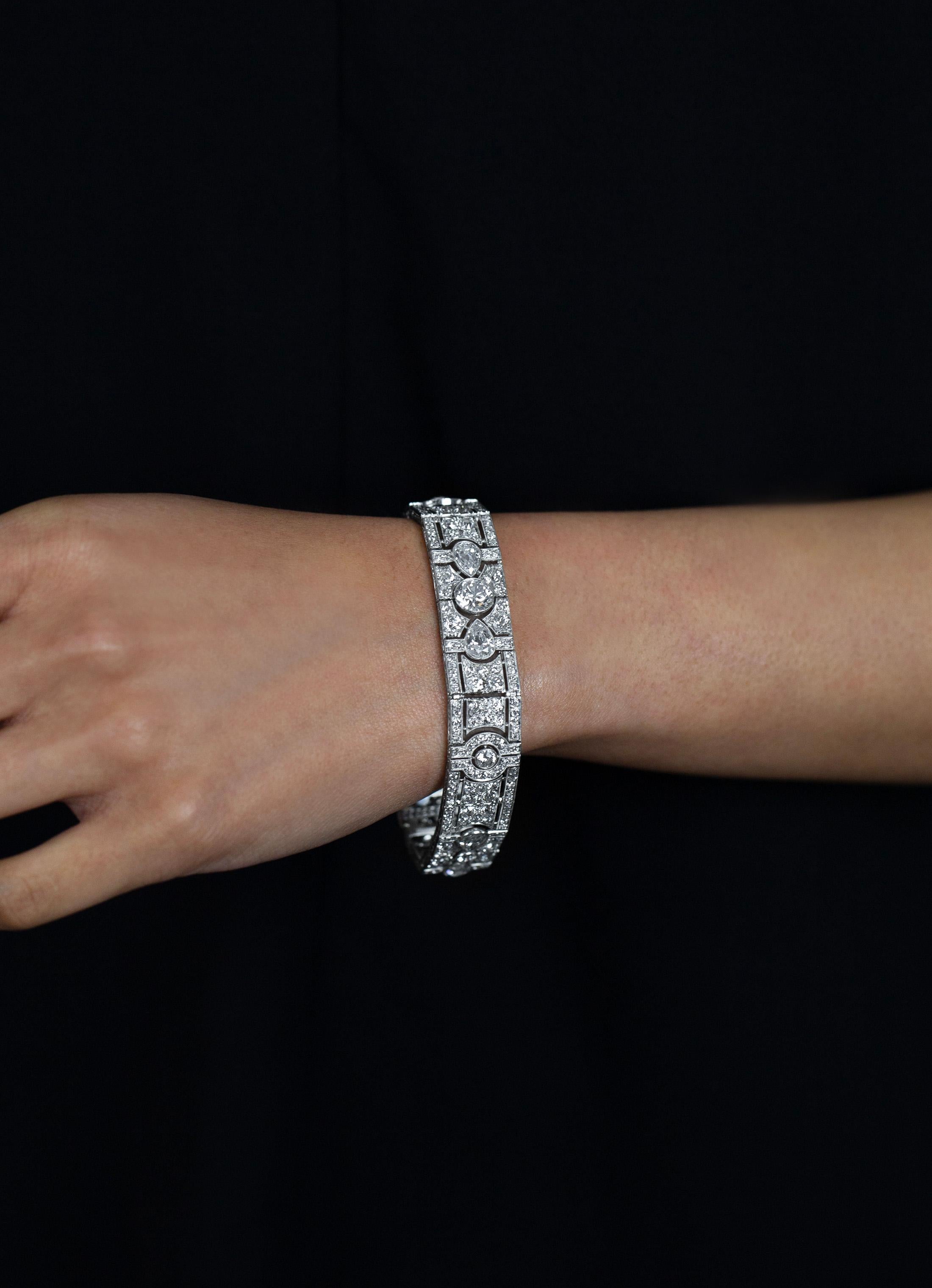Antikes Art-Déco-Platinarmband mit 17 Karat Diamanten im Mischschliff im Zustand „Hervorragend“ im Angebot in New York, NY
